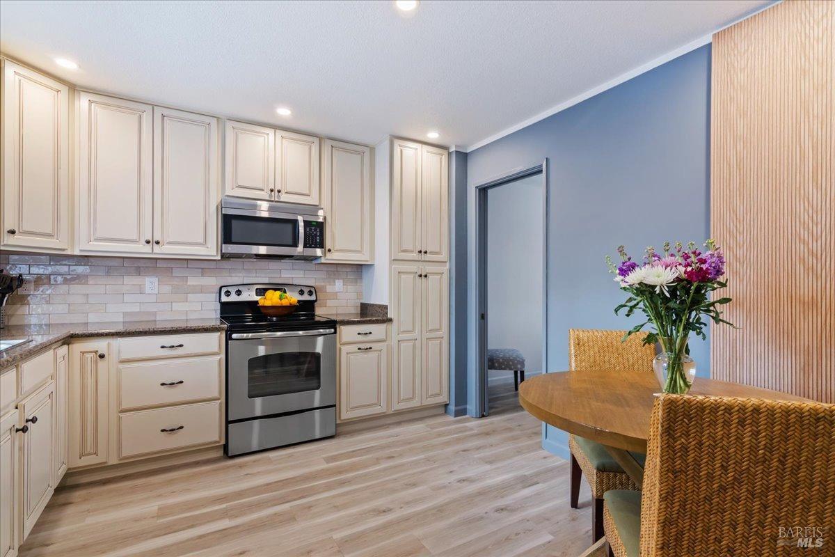 Detail Gallery Image 8 of 23 For 1782 Devonshire Dr, Benicia,  CA 94510 - 3 Beds | 2/1 Baths