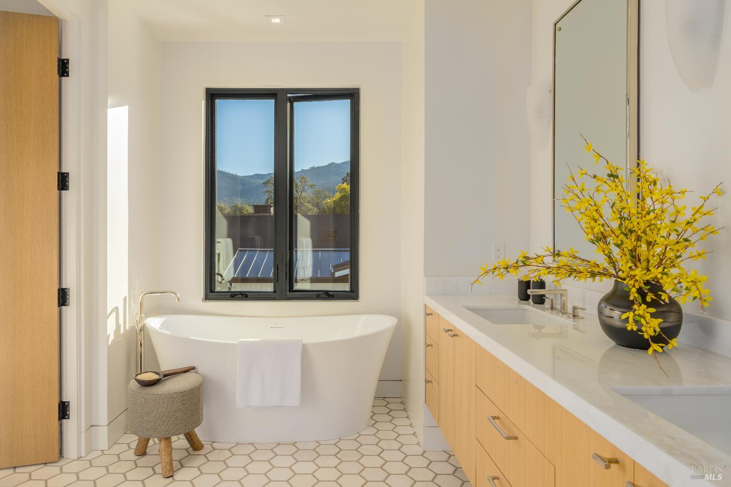 Detail Gallery Image 15 of 30 For 1547 Allyn Ave, Saint Helena,  CA 94574 - 5 Beds | 5 Baths