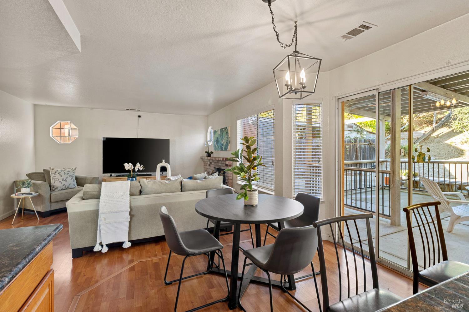 Detail Gallery Image 12 of 23 For 730 Britannia Dr, Vallejo,  CA 94591 - 3 Beds | 2/1 Baths