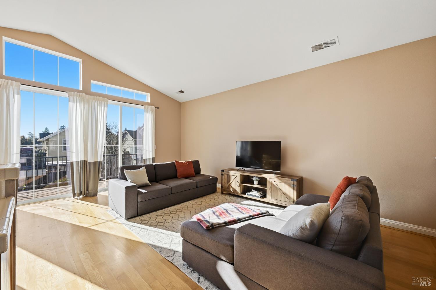 Detail Gallery Image 15 of 35 For 2983 Bay Village Ave, Santa Rosa,  CA 95403 - 4 Beds | 2 Baths