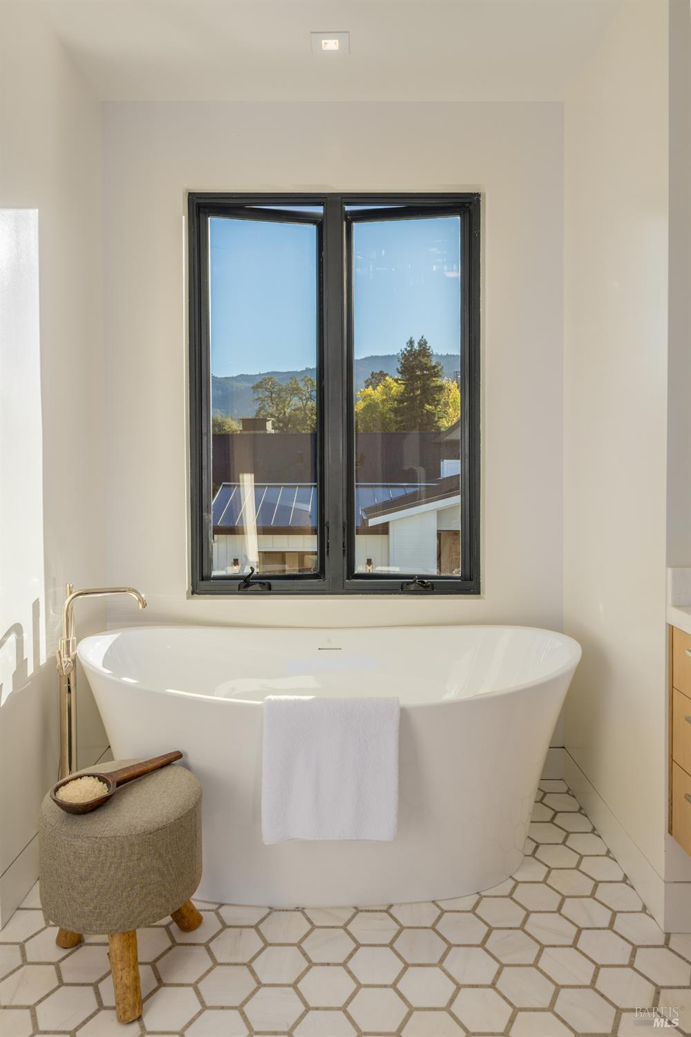 Detail Gallery Image 16 of 30 For 1547 Allyn Ave, Saint Helena,  CA 94574 - 5 Beds | 5 Baths