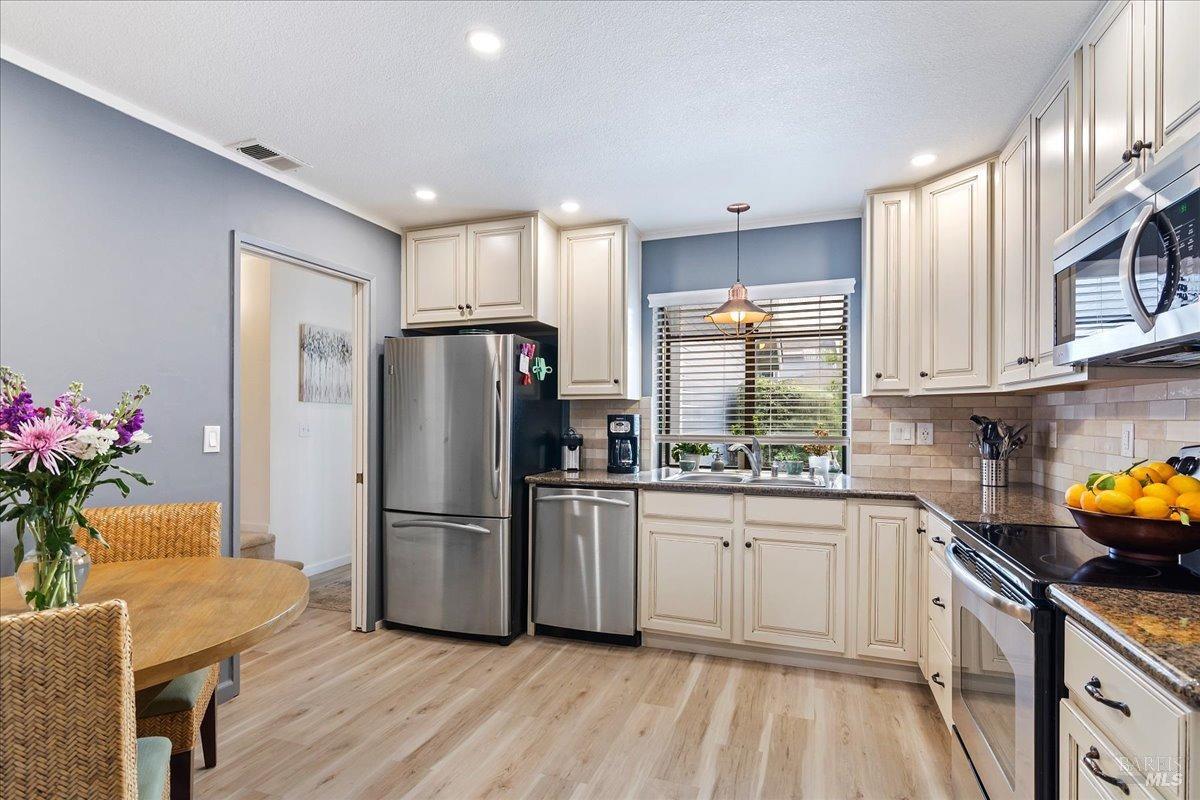 Detail Gallery Image 7 of 23 For 1782 Devonshire Dr, Benicia,  CA 94510 - 3 Beds | 2/1 Baths