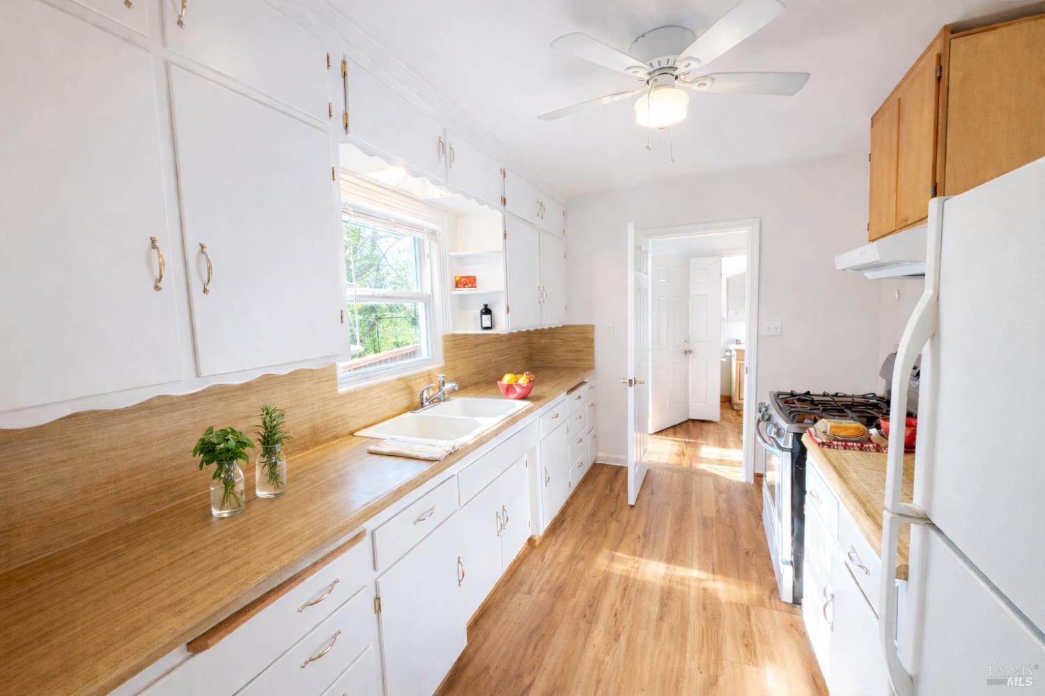 Detail Gallery Image 4 of 7 For 1231 Stevenson St, Calistoga,  CA 94515 - 3 Beds | 1/1 Baths