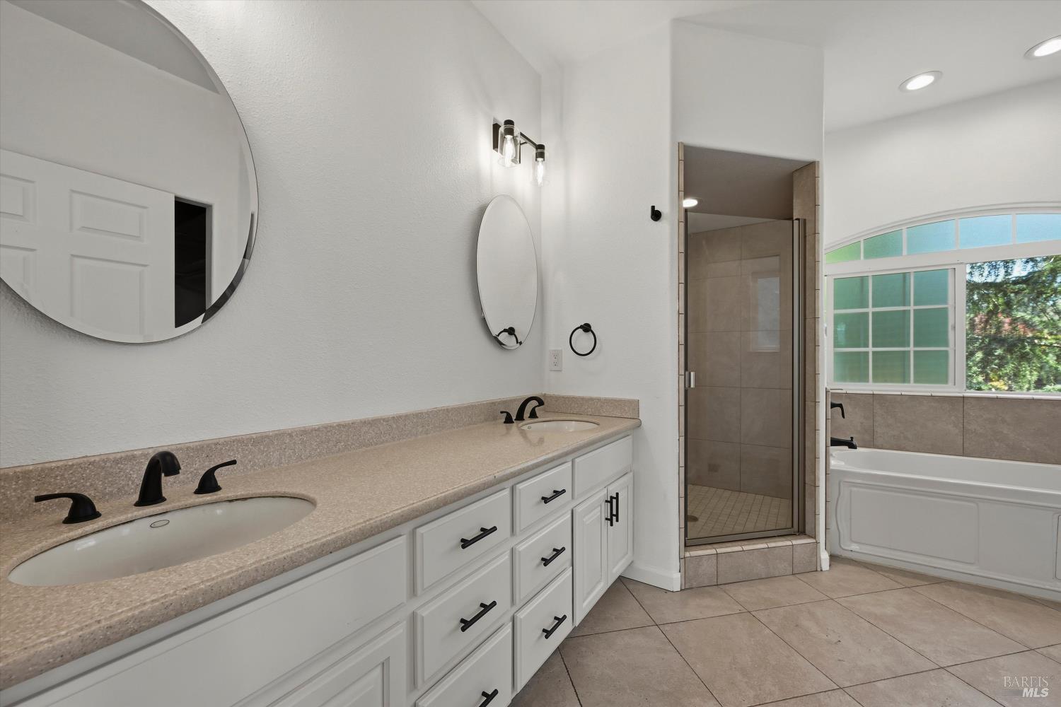 Detail Gallery Image 11 of 36 For 19285 Ravenhill Rd, Hidden Valley Lake,  CA 95467 - 4 Beds | 2/1 Baths