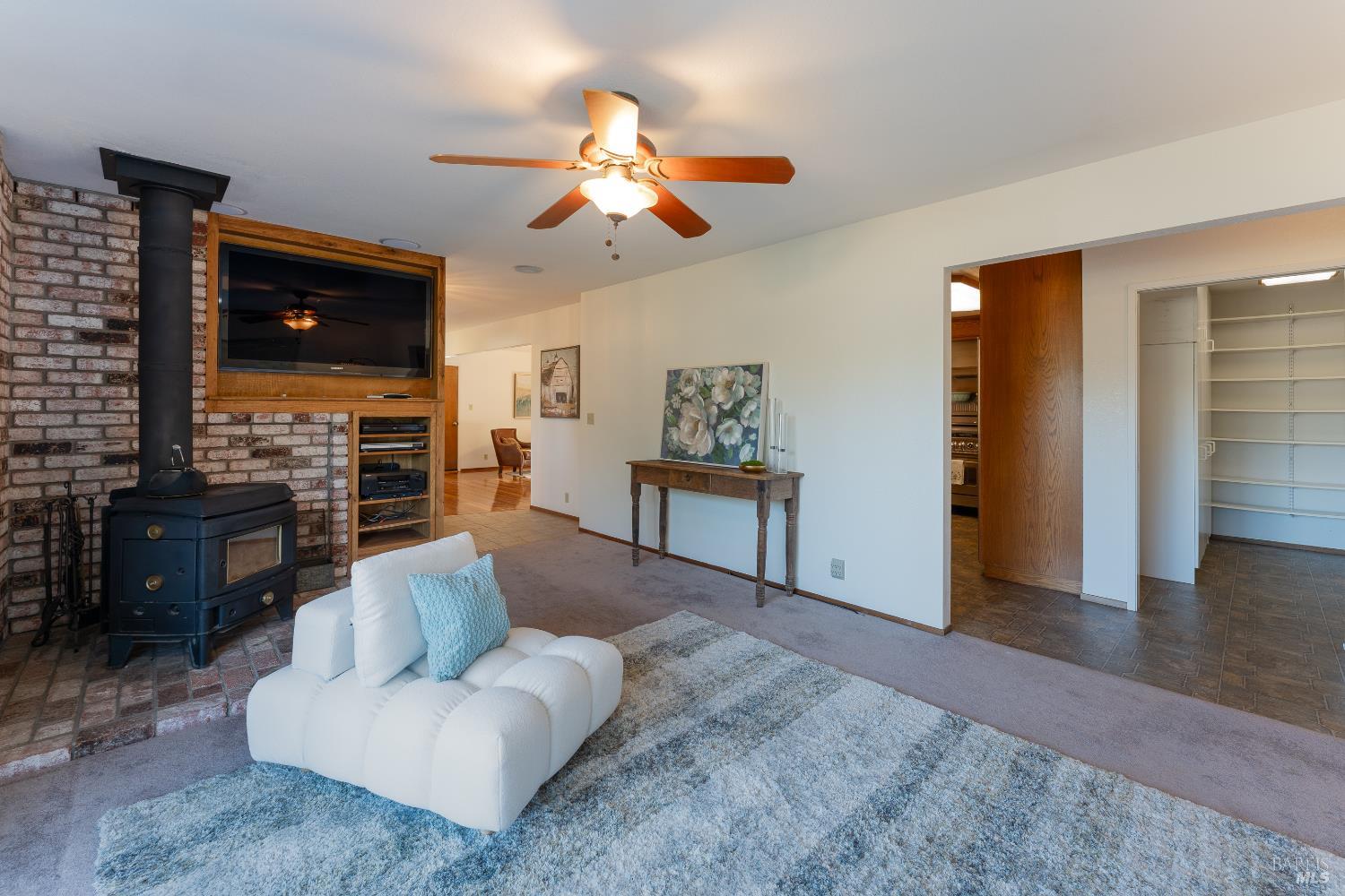 Detail Gallery Image 6 of 33 For 2155 Gowan Way, Redwood Valley,  CA 95470 - 6 Beds | 3 Baths