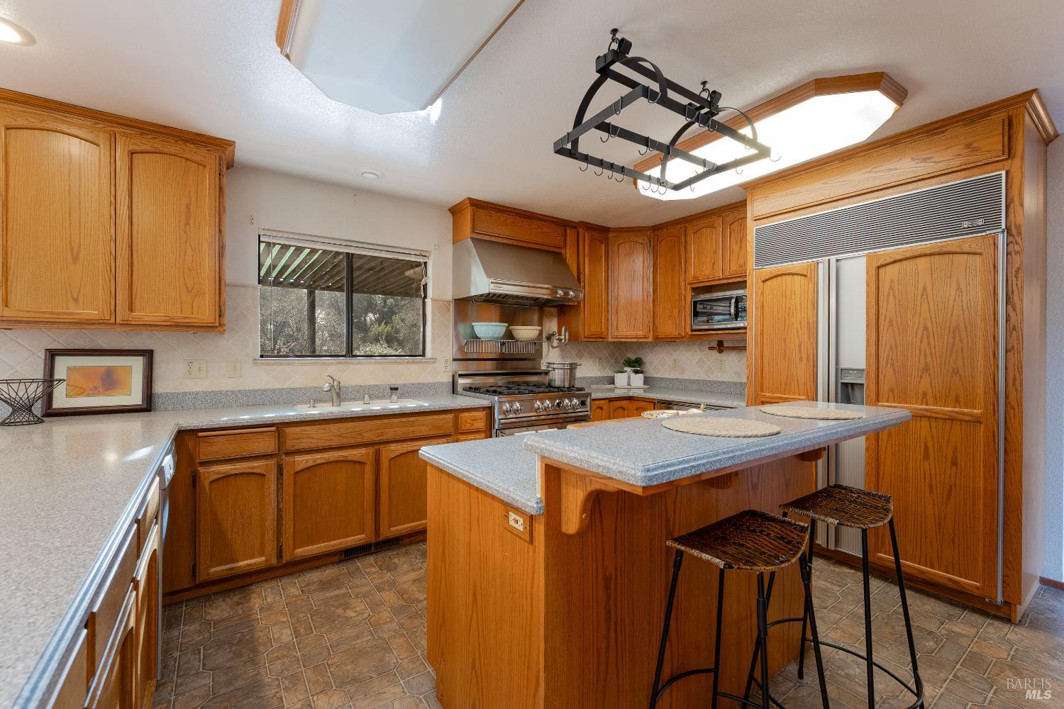 Detail Gallery Image 11 of 33 For 2155 Gowan Way, Redwood Valley,  CA 95470 - 6 Beds | 3 Baths