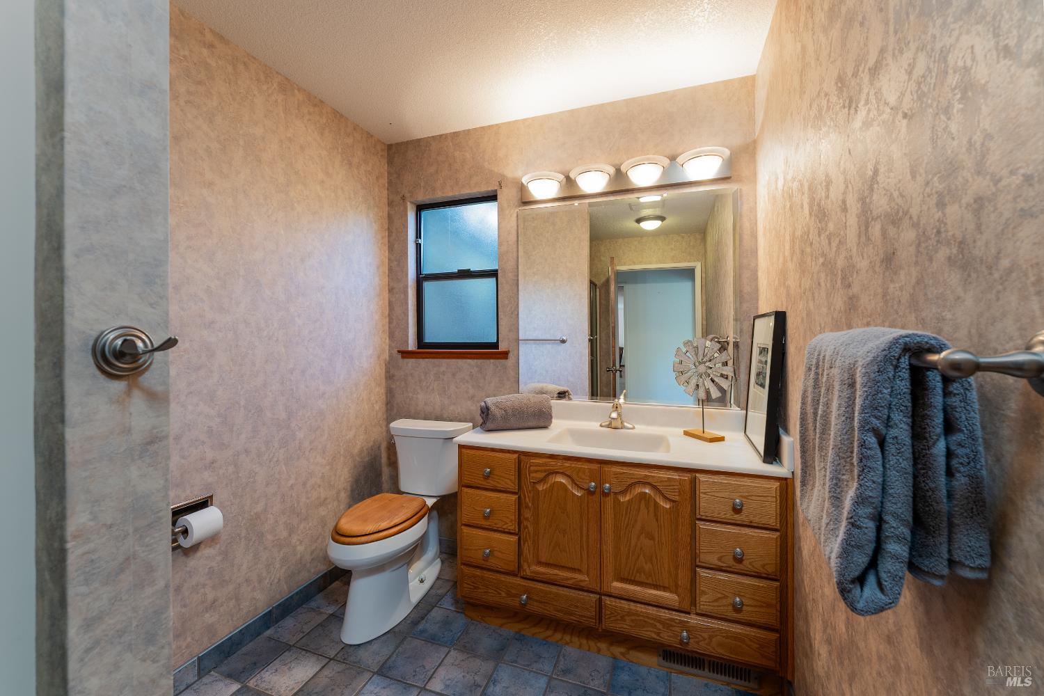 Detail Gallery Image 21 of 33 For 2155 Gowan Way, Redwood Valley,  CA 95470 - 6 Beds | 3 Baths