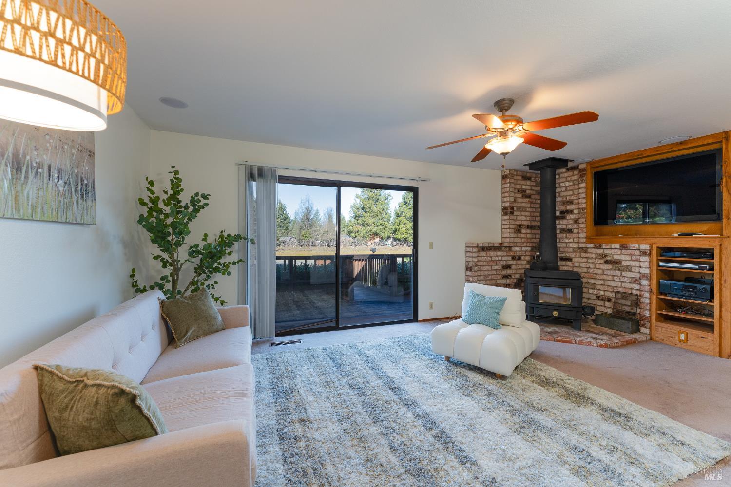 Detail Gallery Image 5 of 33 For 2155 Gowan Way, Redwood Valley,  CA 95470 - 6 Beds | 3 Baths