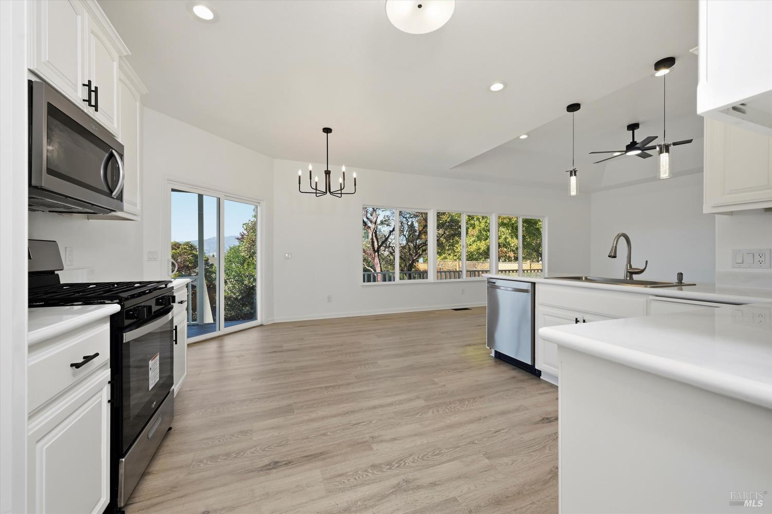 Detail Gallery Image 20 of 36 For 19285 Ravenhill Rd, Hidden Valley Lake,  CA 95467 - 4 Beds | 2/1 Baths