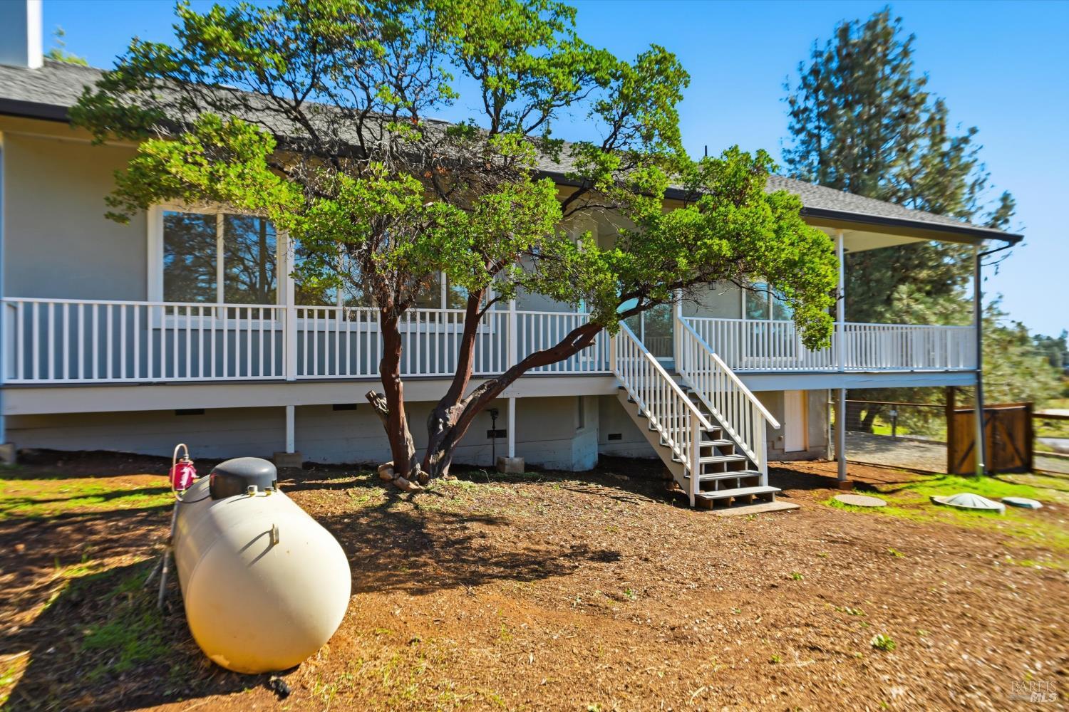 Detail Gallery Image 4 of 36 For 19285 Ravenhill Rd, Hidden Valley Lake,  CA 95467 - 4 Beds | 2/1 Baths