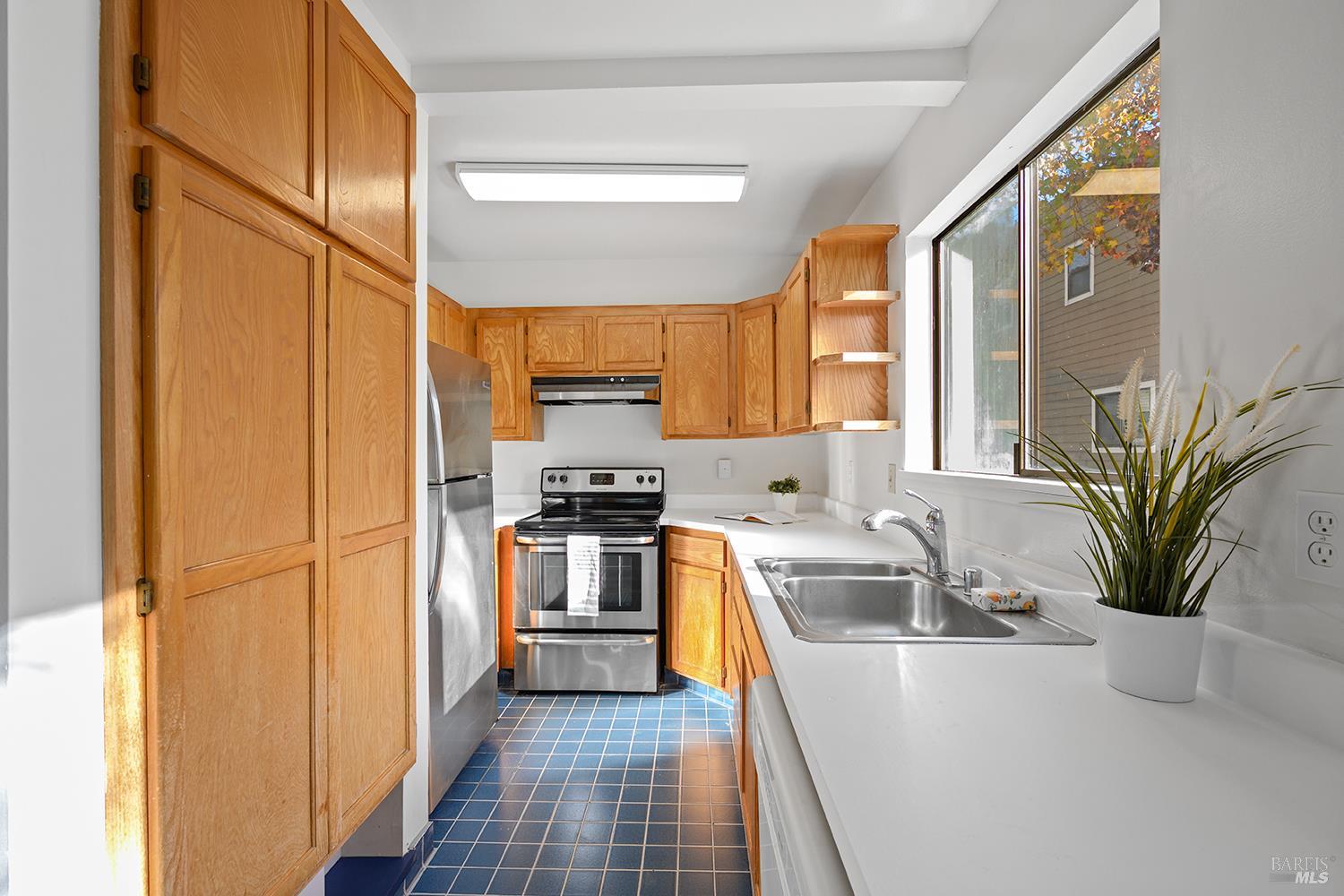 Detail Gallery Image 2 of 30 For 2125 W Steele Ln, Santa Rosa,  CA 95403 - 2 Beds | 1/1 Baths