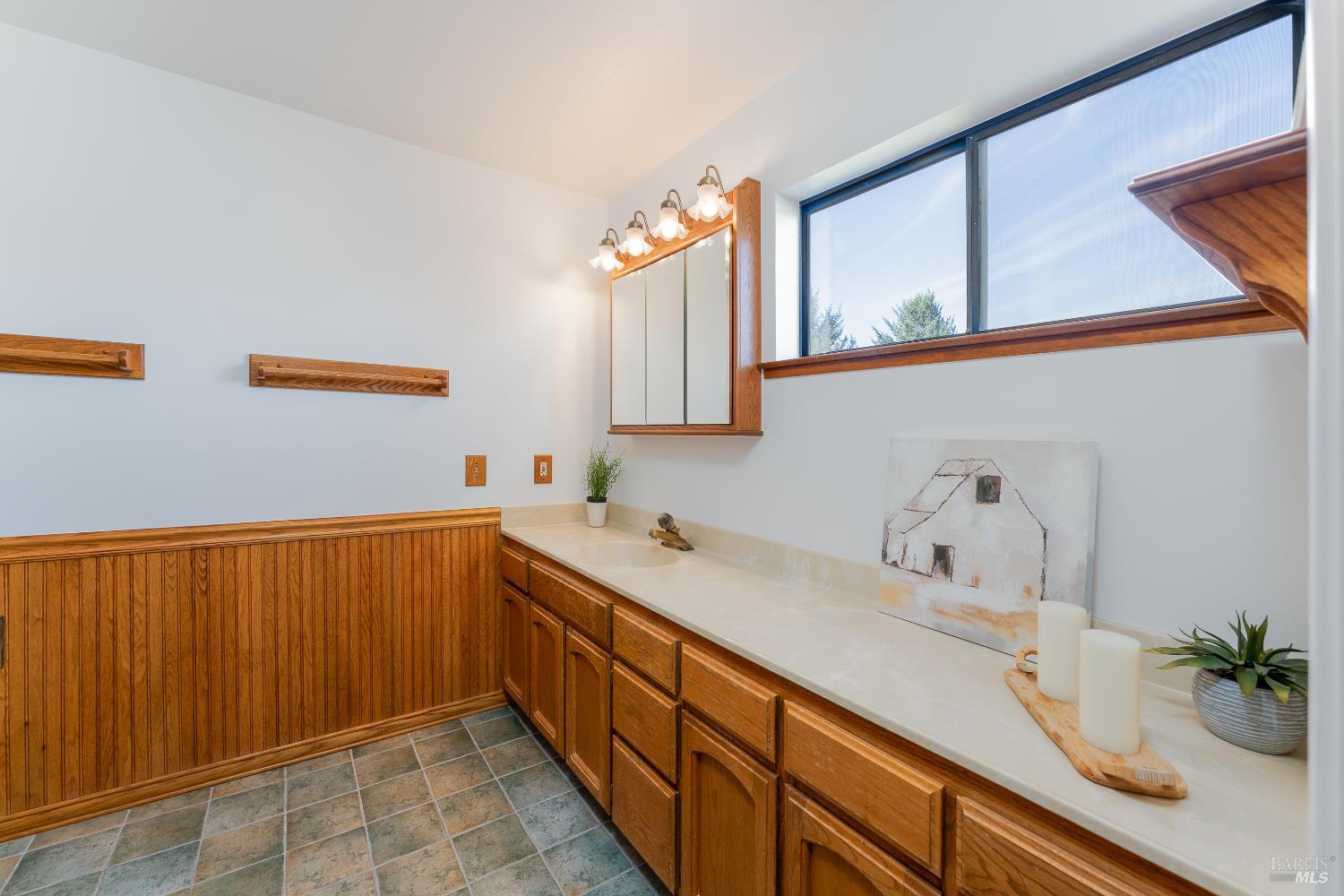 Detail Gallery Image 15 of 33 For 2155 Gowan Way, Redwood Valley,  CA 95470 - 6 Beds | 3 Baths