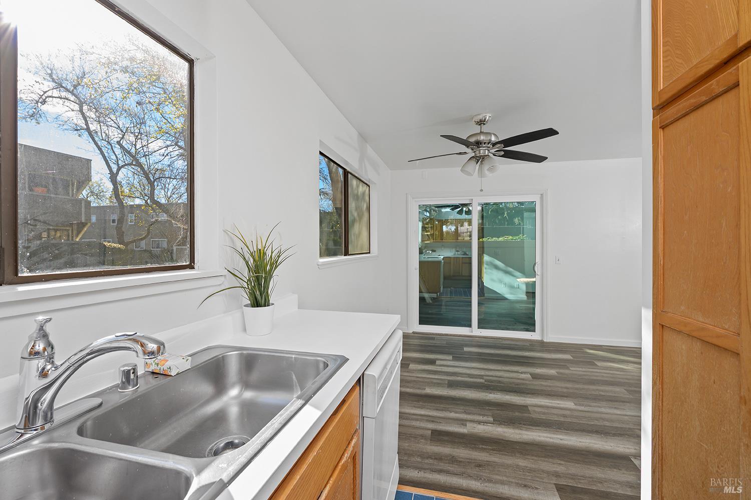 Detail Gallery Image 11 of 30 For 2125 W Steele Ln, Santa Rosa,  CA 95403 - 2 Beds | 1/1 Baths