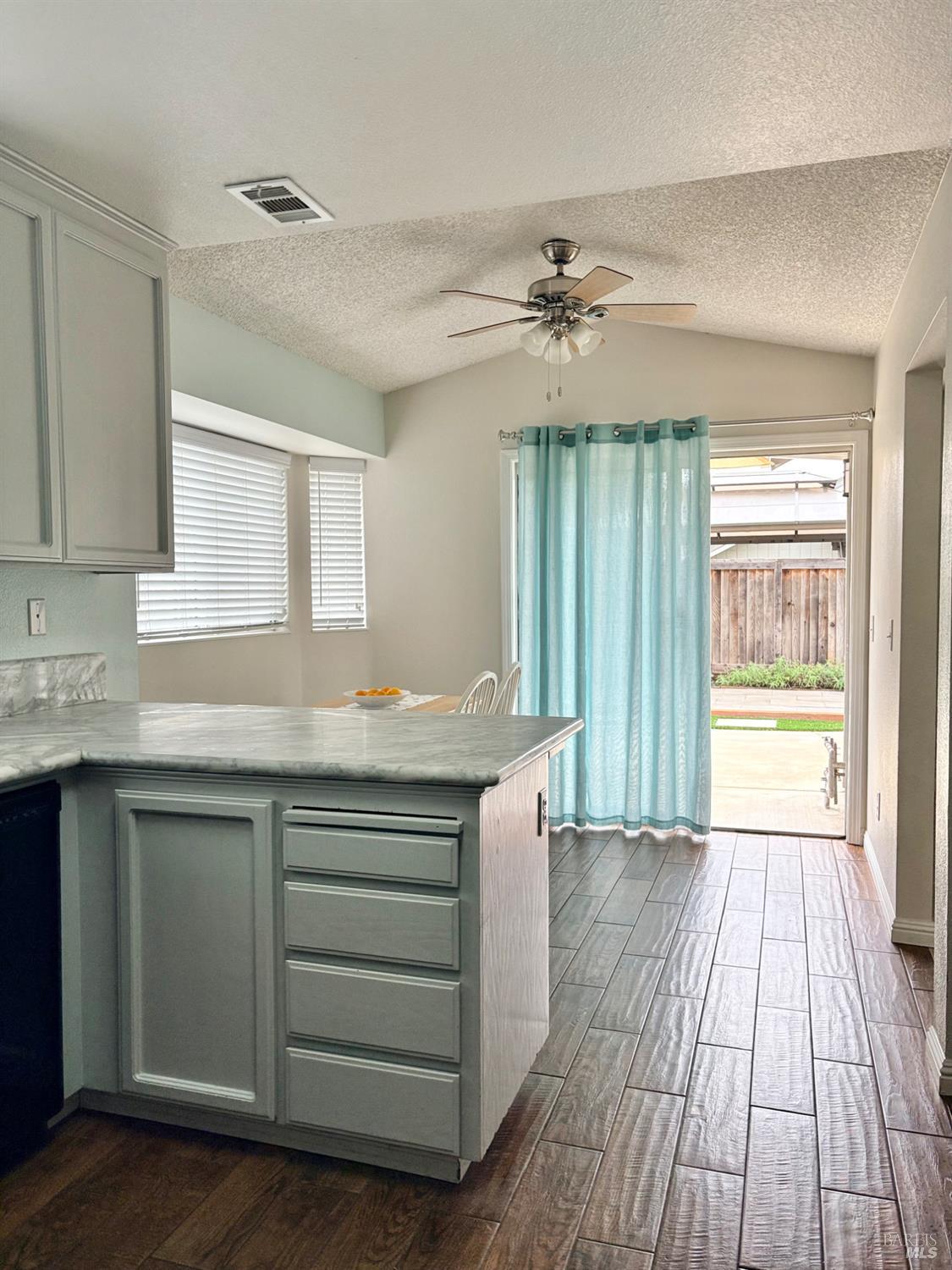 Detail Gallery Image 9 of 32 For 107 Freedom Ct, Vacaville,  CA 95687 - 3 Beds | 2/1 Baths