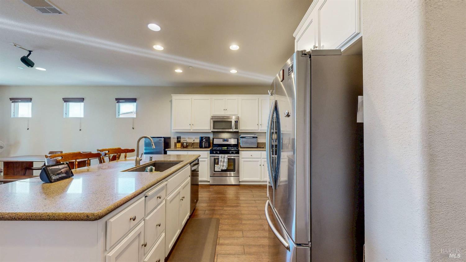 Detail Gallery Image 8 of 55 For 3826 Danbury Way, Fairfield,  CA 94533 - 5 Beds | 3/1 Baths