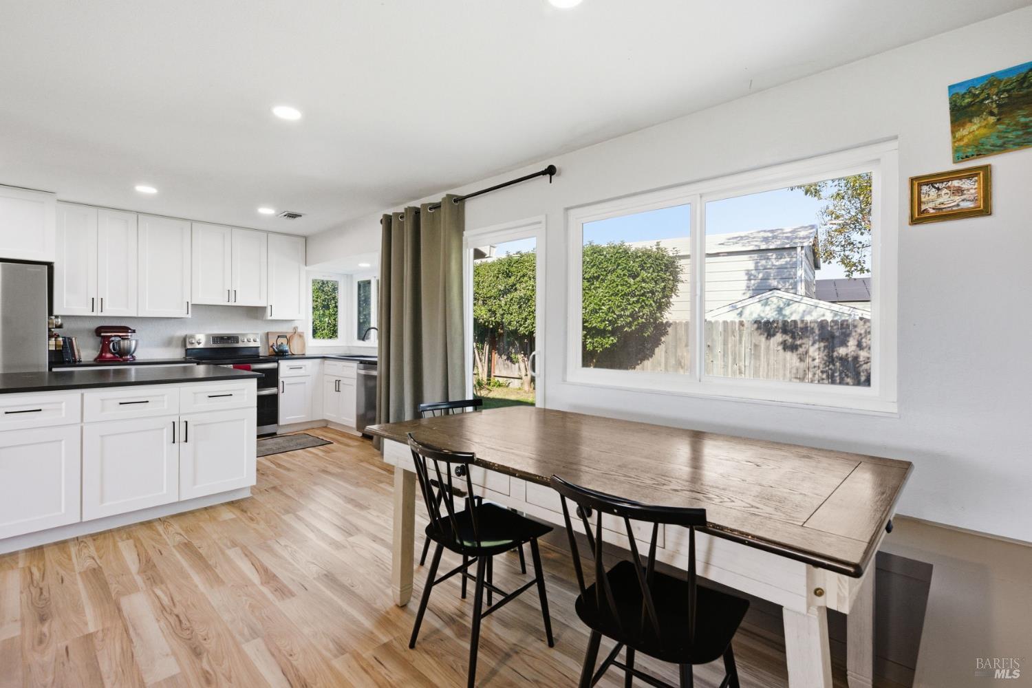 Detail Gallery Image 8 of 35 For 1100 Merrill Ct, Dixon,  CA 95620 - 3 Beds | 2 Baths