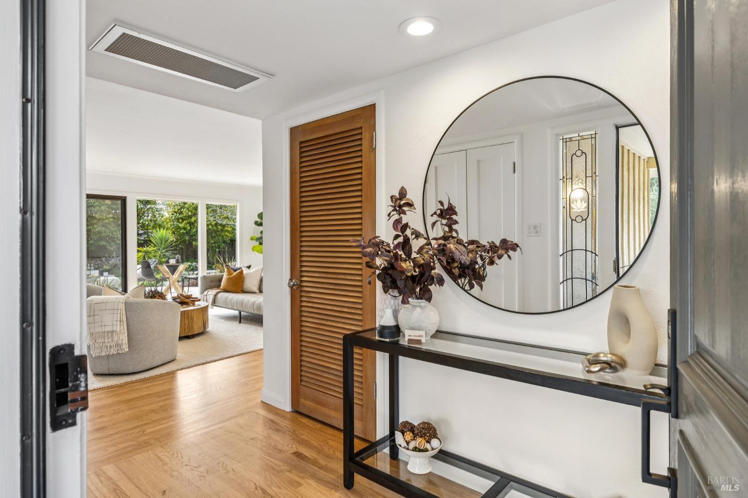 Detail Gallery Image 5 of 74 For 55 Las Casas Dr, San Rafael,  CA 94901 - 3 Beds | 2/1 Baths