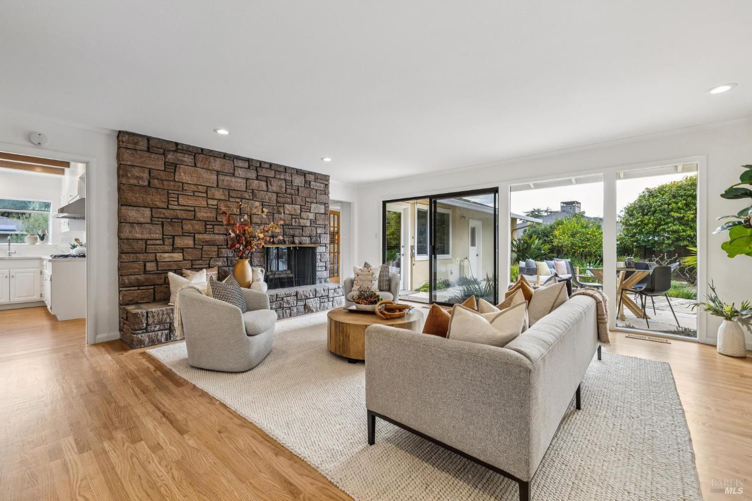 Detail Gallery Image 8 of 74 For 55 Las Casas Dr, San Rafael,  CA 94901 - 3 Beds | 2/1 Baths