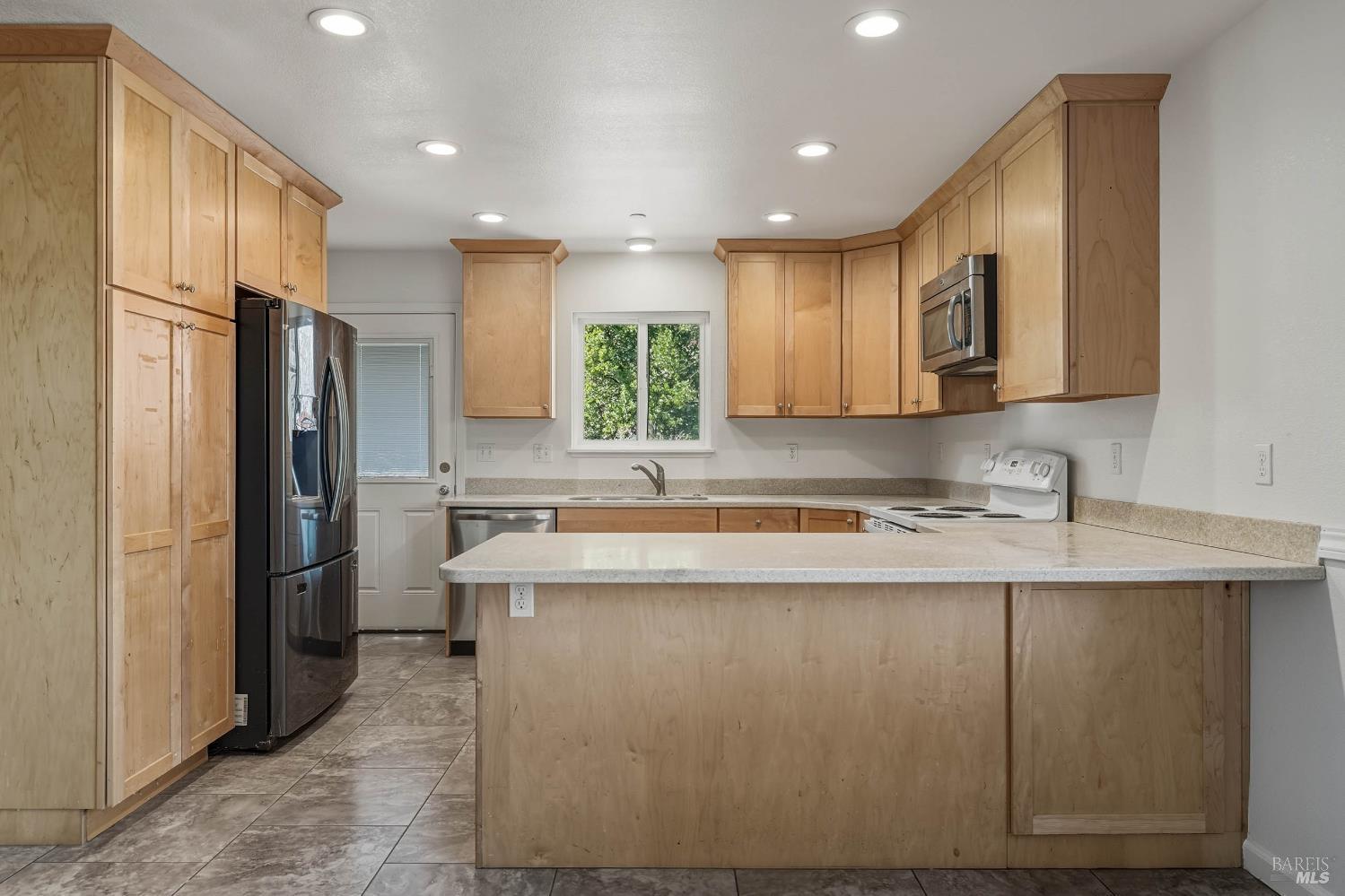 Detail Gallery Image 14 of 63 For 5585 Sunrise Dr, Kelseyville,  CA 95451 - 5 Beds | 2 Baths