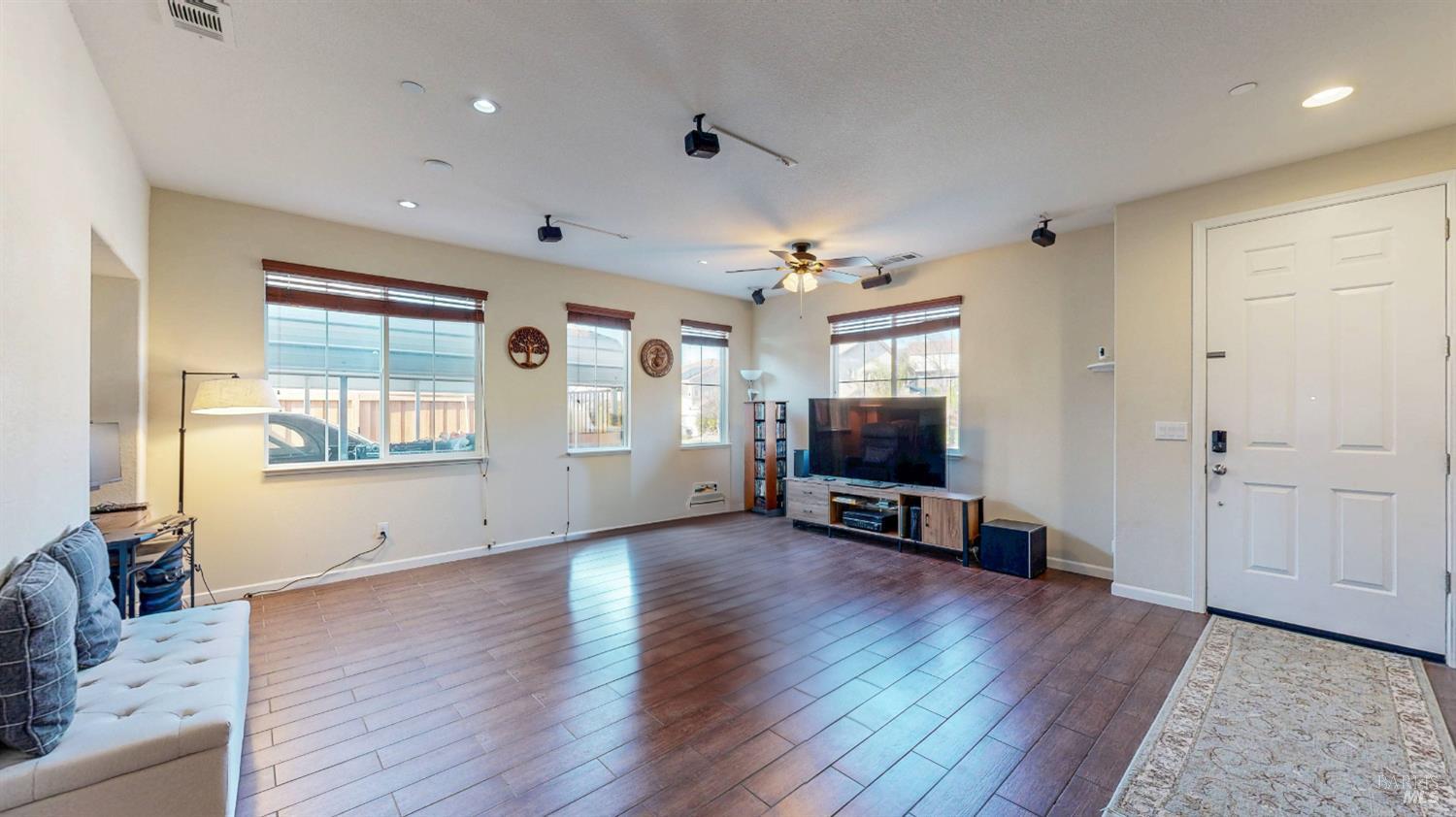 Detail Gallery Image 6 of 55 For 3826 Danbury Way, Fairfield,  CA 94533 - 5 Beds | 3/1 Baths