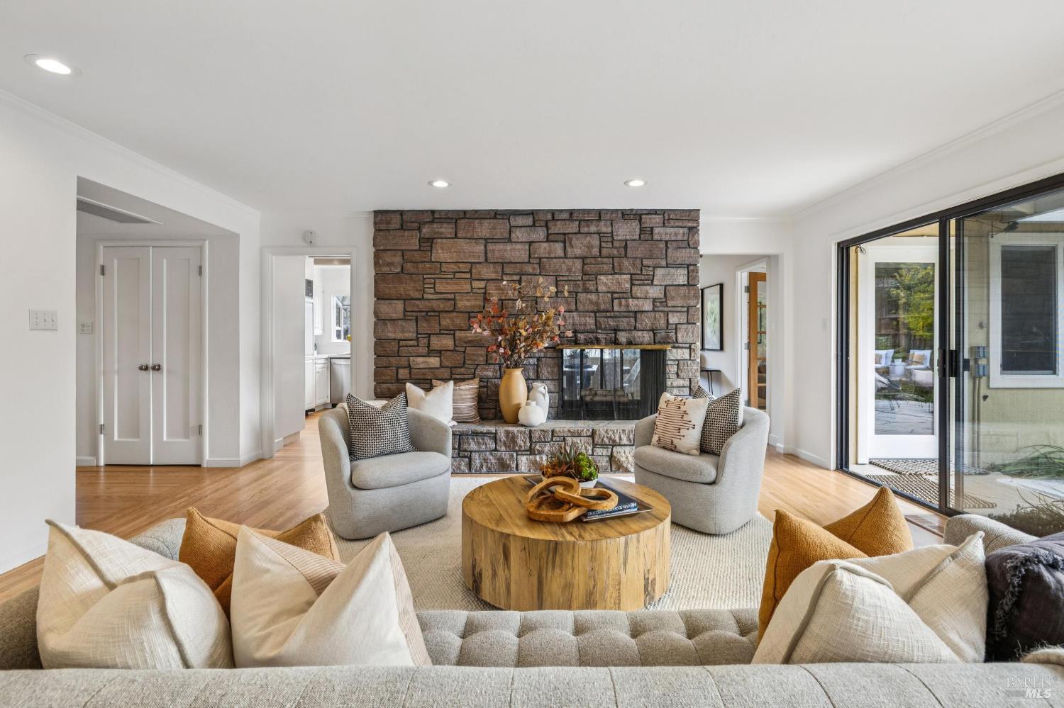 Detail Gallery Image 10 of 74 For 55 Las Casas Dr, San Rafael,  CA 94901 - 3 Beds | 2/1 Baths