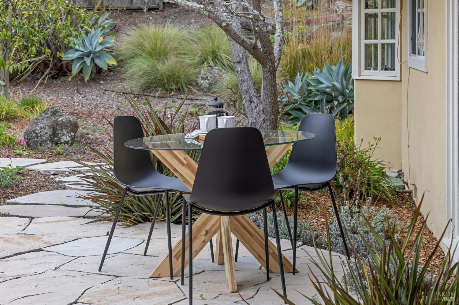 Detail Gallery Image 43 of 74 For 55 Las Casas Dr, San Rafael,  CA 94901 - 3 Beds | 2/1 Baths