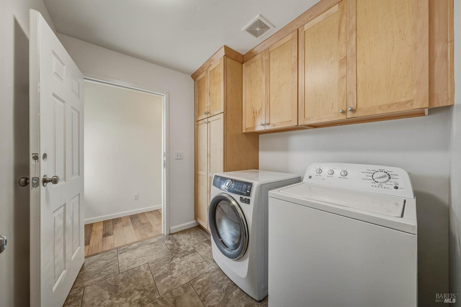 Detail Gallery Image 35 of 63 For 5585 Sunrise Dr, Kelseyville,  CA 95451 - 5 Beds | 2 Baths