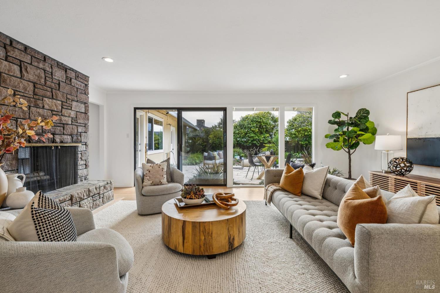 Detail Gallery Image 7 of 74 For 55 Las Casas Dr, San Rafael,  CA 94901 - 3 Beds | 2/1 Baths