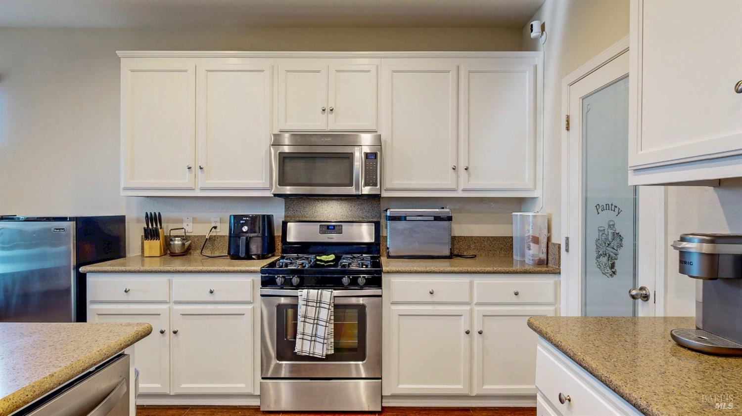 Detail Gallery Image 9 of 55 For 3826 Danbury Way, Fairfield,  CA 94533 - 5 Beds | 3/1 Baths