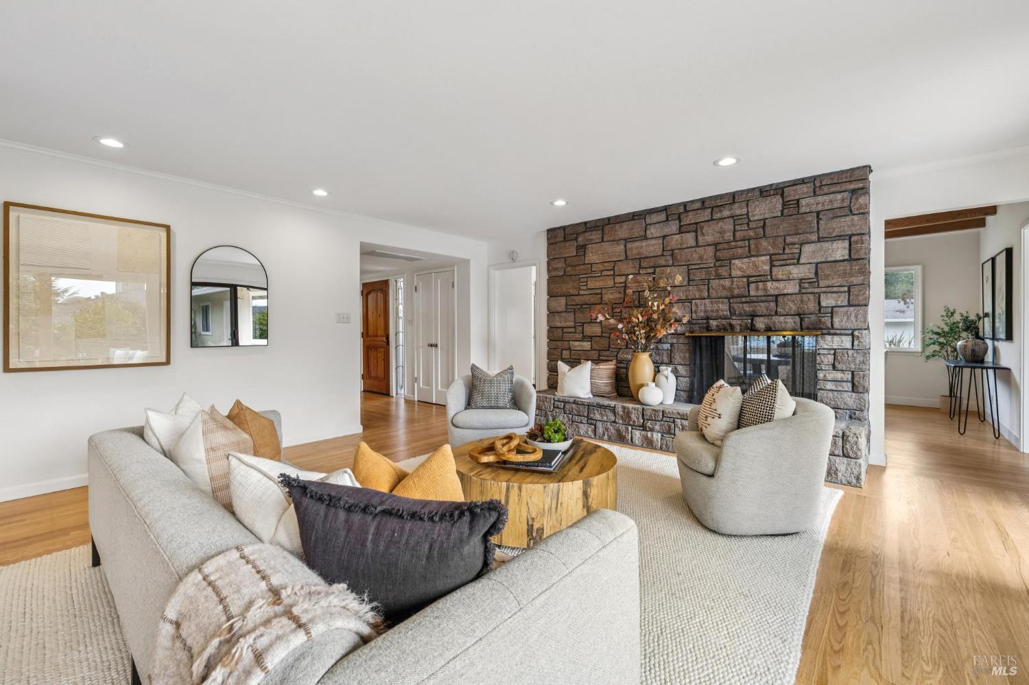 Detail Gallery Image 11 of 74 For 55 Las Casas Dr, San Rafael,  CA 94901 - 3 Beds | 2/1 Baths