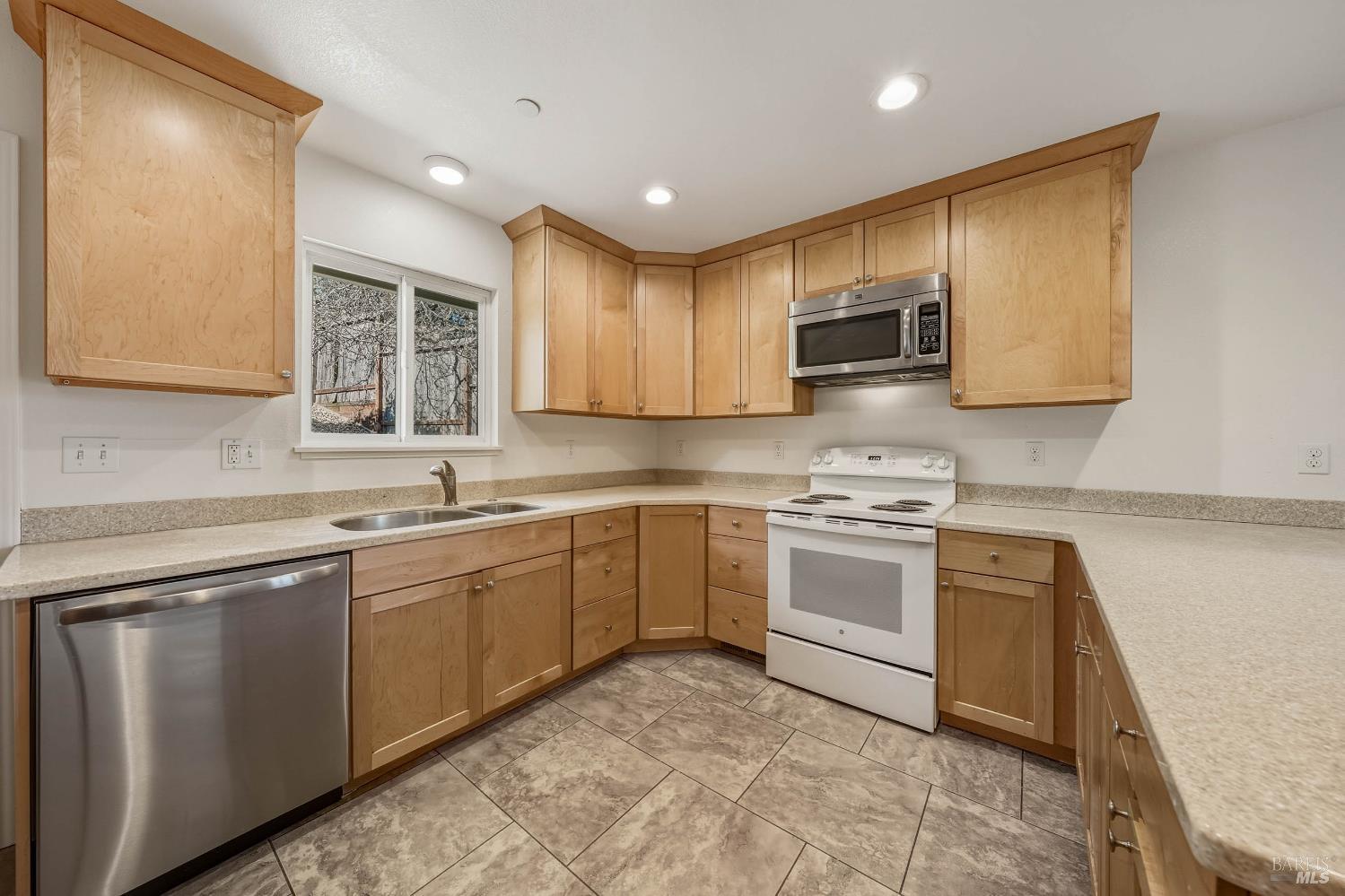 Detail Gallery Image 11 of 63 For 5585 Sunrise Dr, Kelseyville,  CA 95451 - 5 Beds | 2 Baths