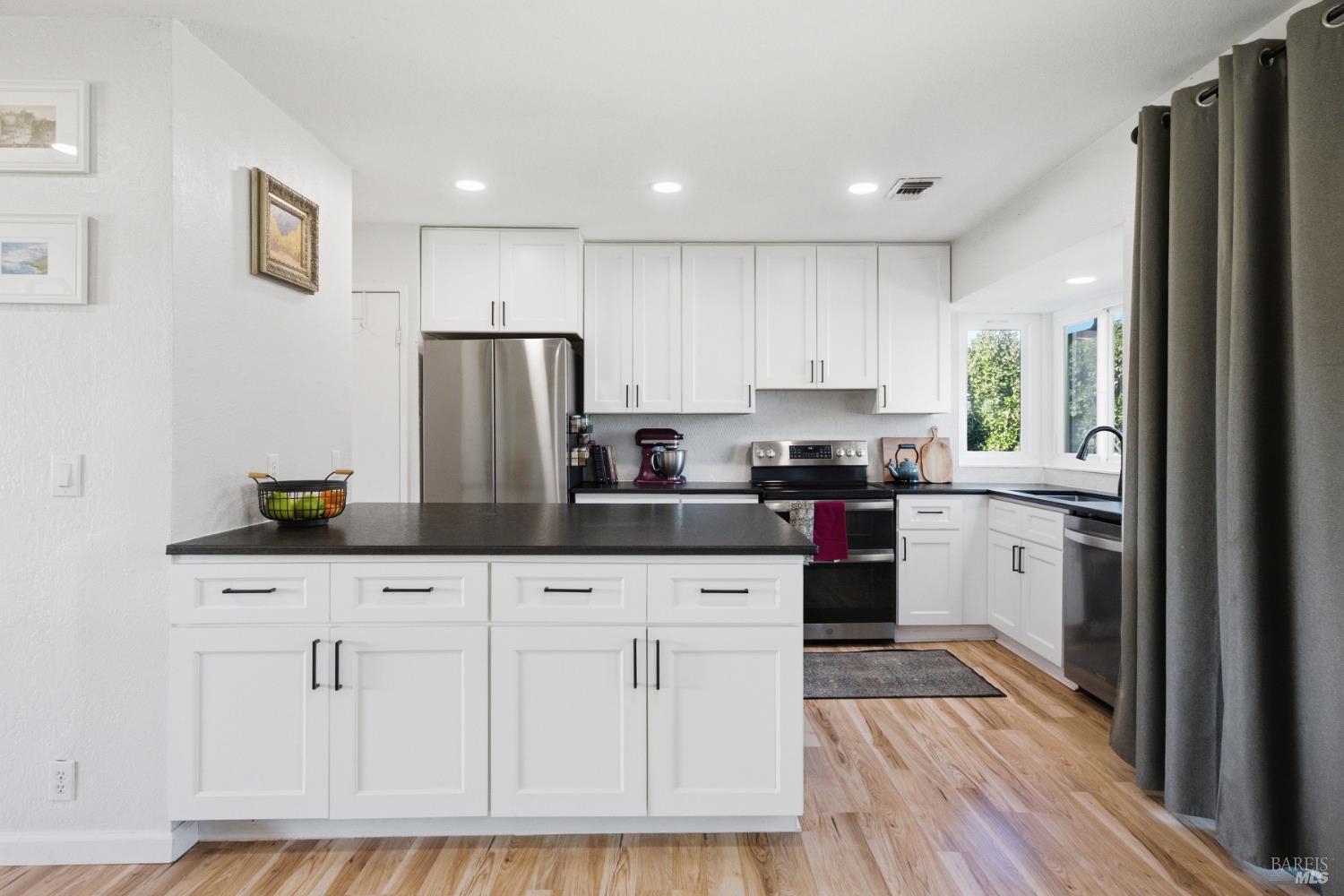 Detail Gallery Image 9 of 35 For 1100 Merrill Ct, Dixon,  CA 95620 - 3 Beds | 2 Baths