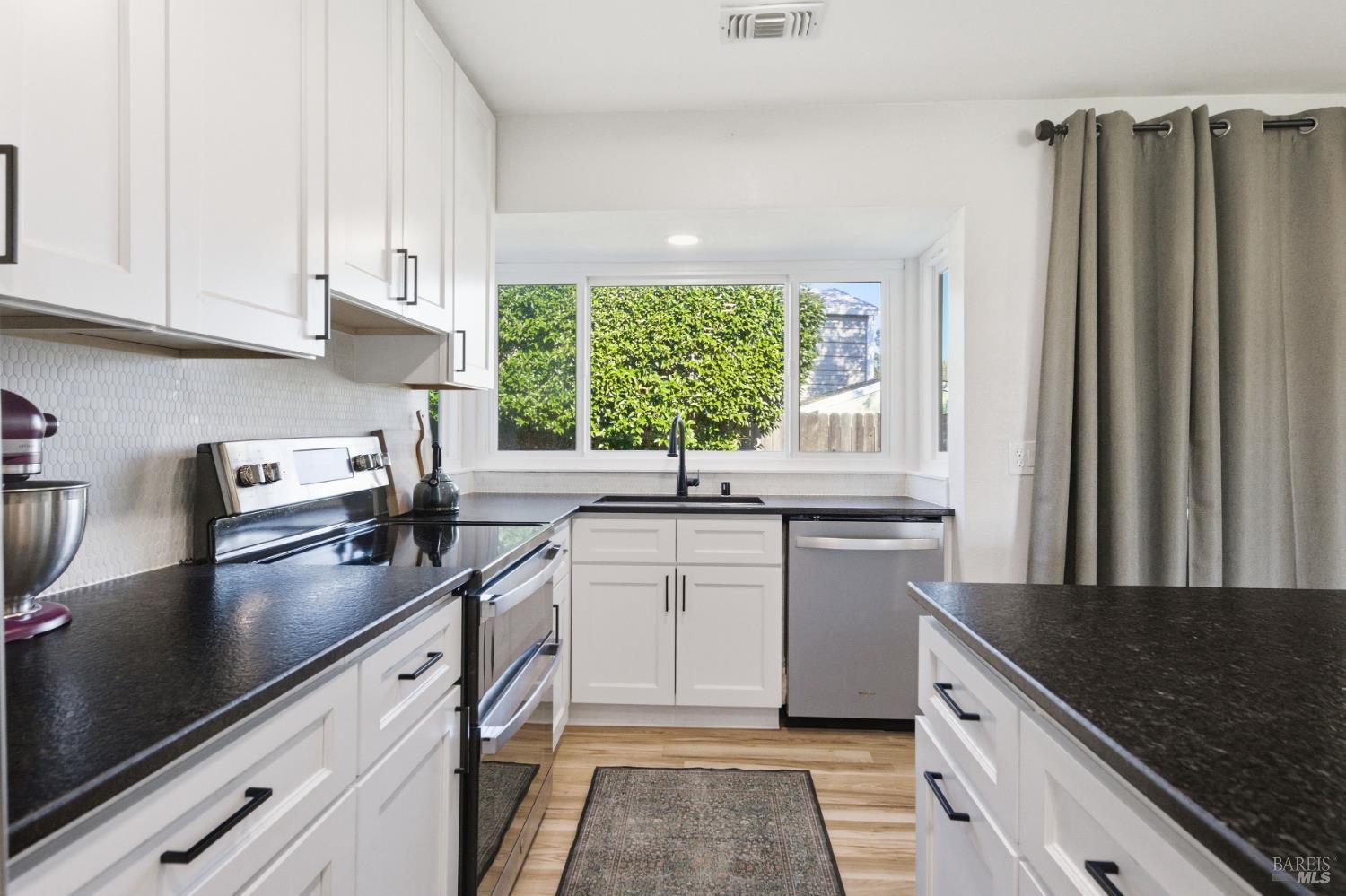 Detail Gallery Image 12 of 35 For 1100 Merrill Ct, Dixon,  CA 95620 - 3 Beds | 2 Baths