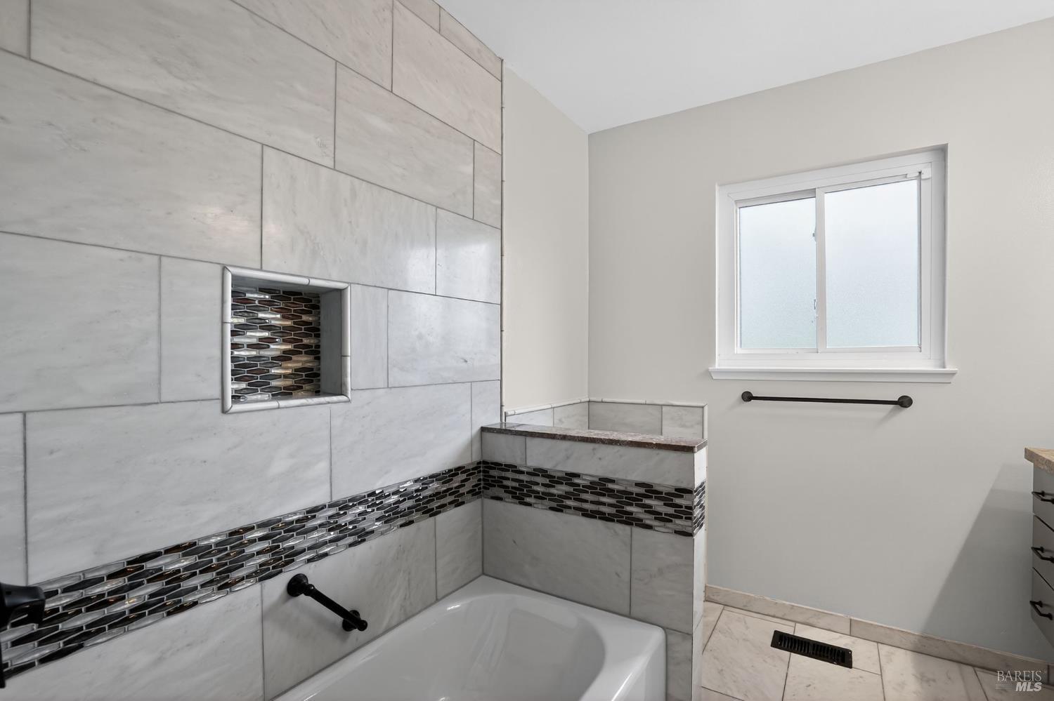 Detail Gallery Image 17 of 31 For 920 Calle Paseo Unkn, Novato,  CA 94949 - 3 Beds | 2 Baths