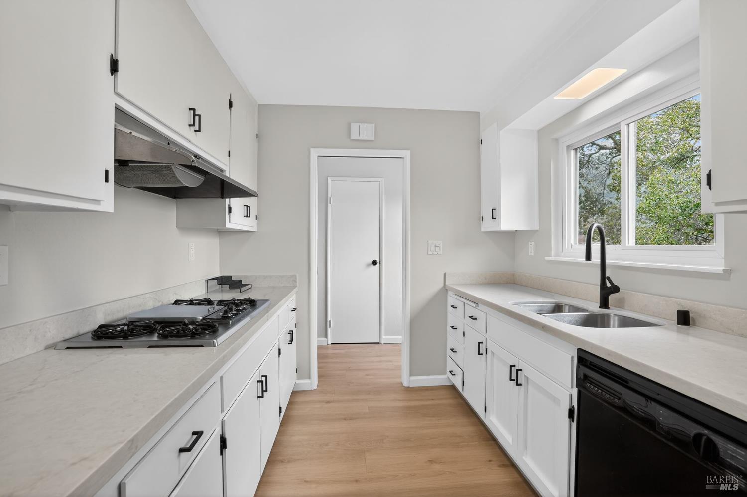 Detail Gallery Image 8 of 31 For 920 Calle Paseo Unkn, Novato,  CA 94949 - 3 Beds | 2 Baths