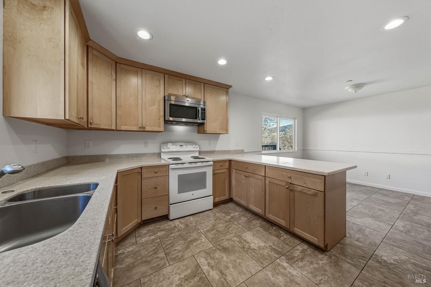 Detail Gallery Image 12 of 63 For 5585 Sunrise Dr, Kelseyville,  CA 95451 - 5 Beds | 2 Baths