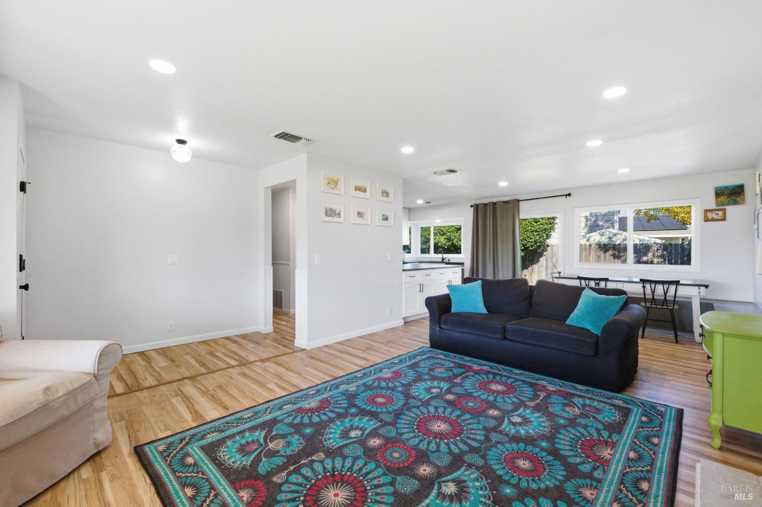 Detail Gallery Image 6 of 35 For 1100 Merrill Ct, Dixon,  CA 95620 - 3 Beds | 2 Baths