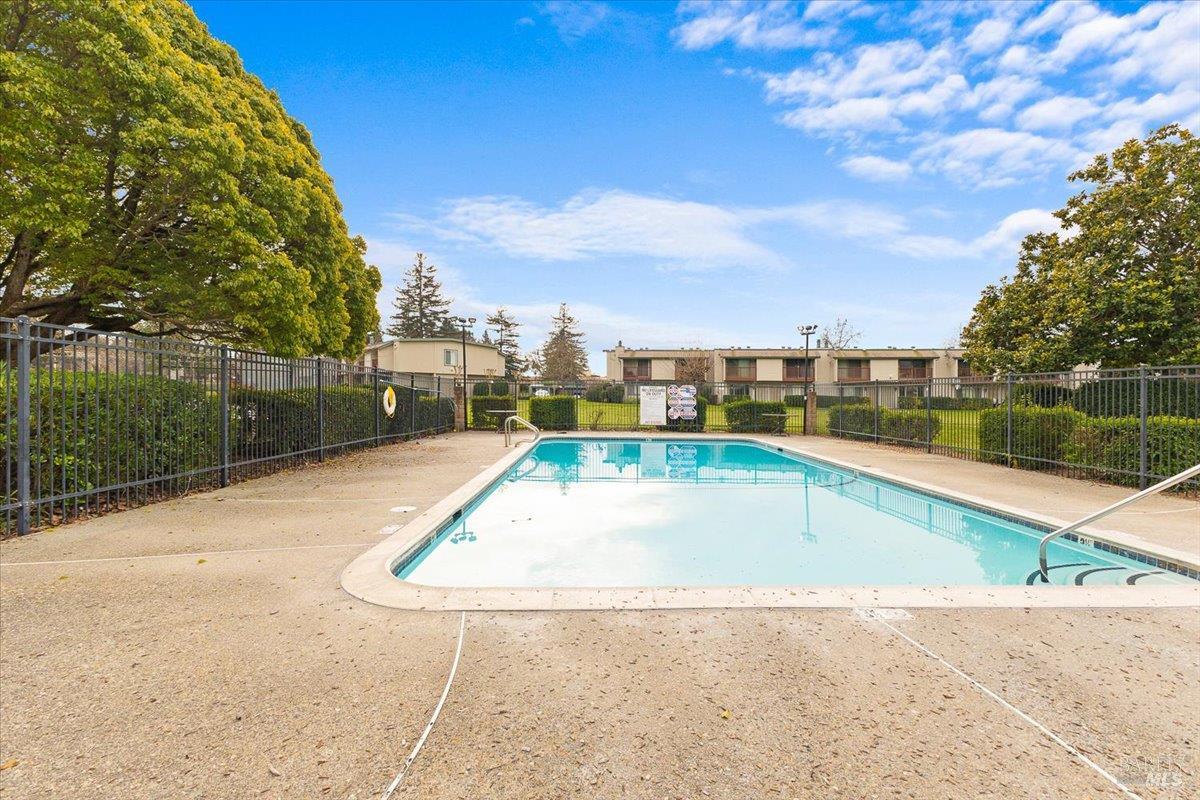 Detail Gallery Image 27 of 29 For 1003 Golf Course Dr, Rohnert Park,  CA 94928 - 2 Beds | 1/1 Baths