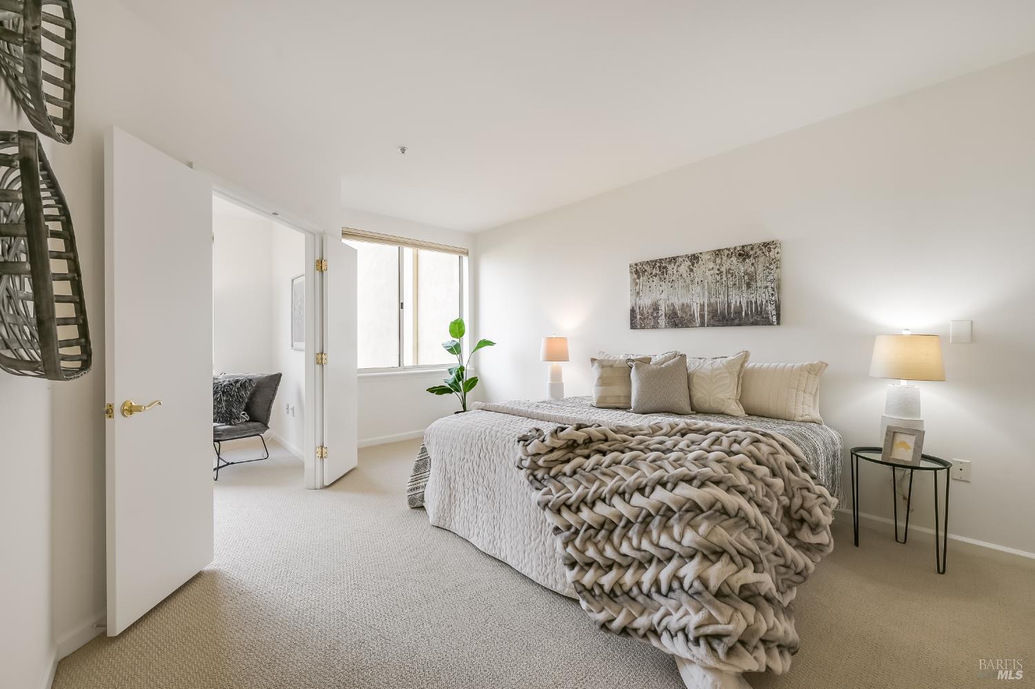 Detail Gallery Image 2 of 12 For 200 Deer Valley Rd 2g,  San Rafael,  CA 94903 - 1 Beds | 1/1 Baths