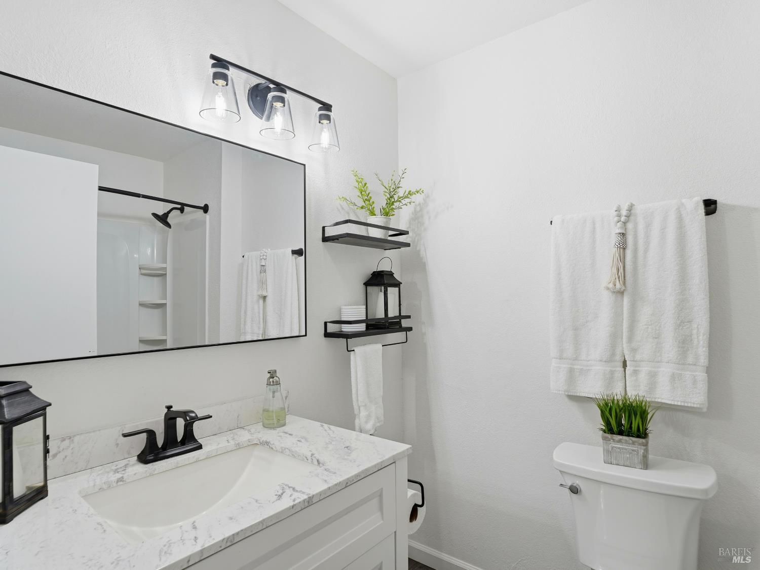 Detail Gallery Image 10 of 36 For 6041 Evelyn Ave, Rohnert Park,  CA 94928 - 4 Beds | 2 Baths