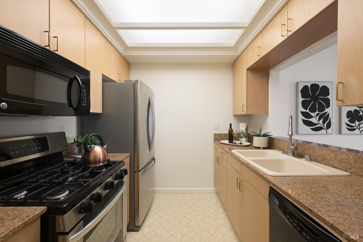 Detail Gallery Image 3 of 12 For 200 Deer Valley Rd 2g,  San Rafael,  CA 94903 - 1 Beds | 1/1 Baths