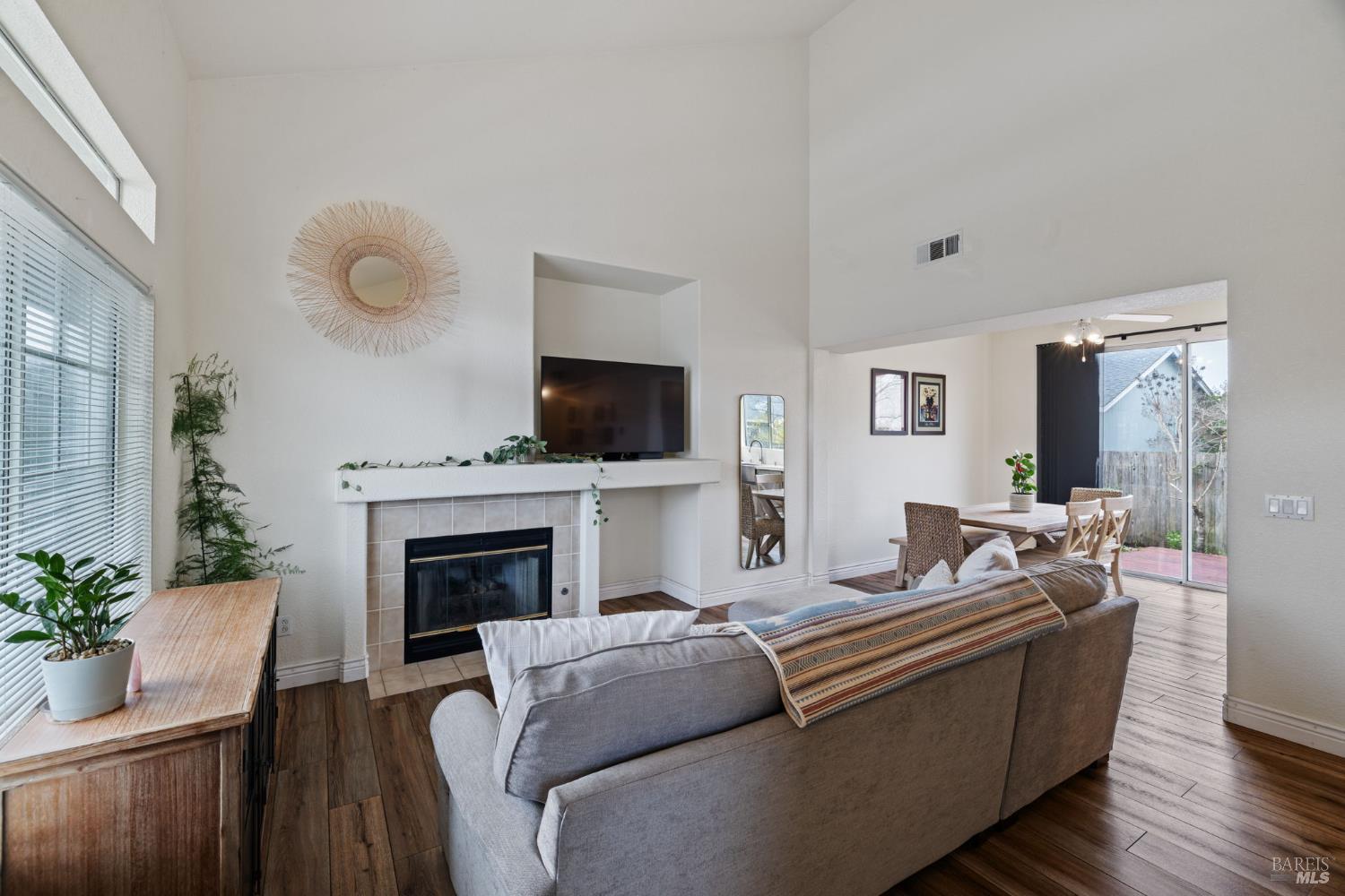 Detail Gallery Image 5 of 46 For 2305 Malachite Way, Santa Rosa,  CA 95404 - 3 Beds | 2/1 Baths