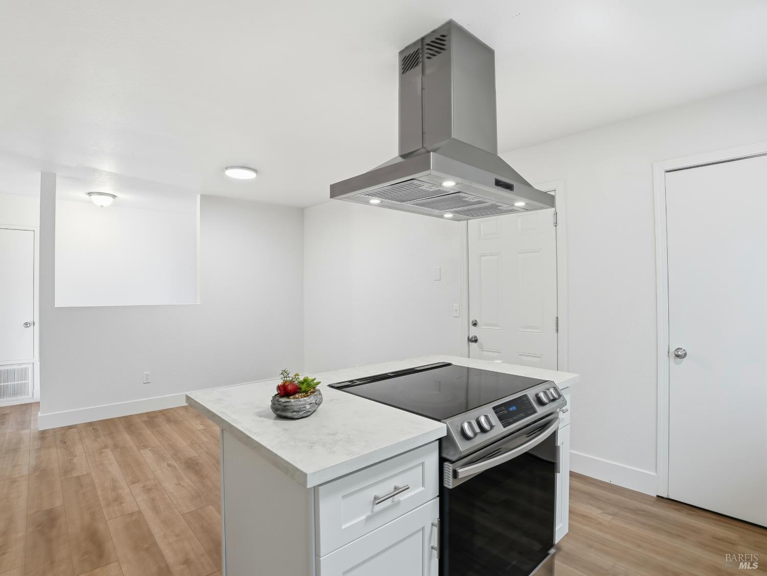 Detail Gallery Image 5 of 36 For 6041 Evelyn Ave, Rohnert Park,  CA 94928 - 4 Beds | 2 Baths