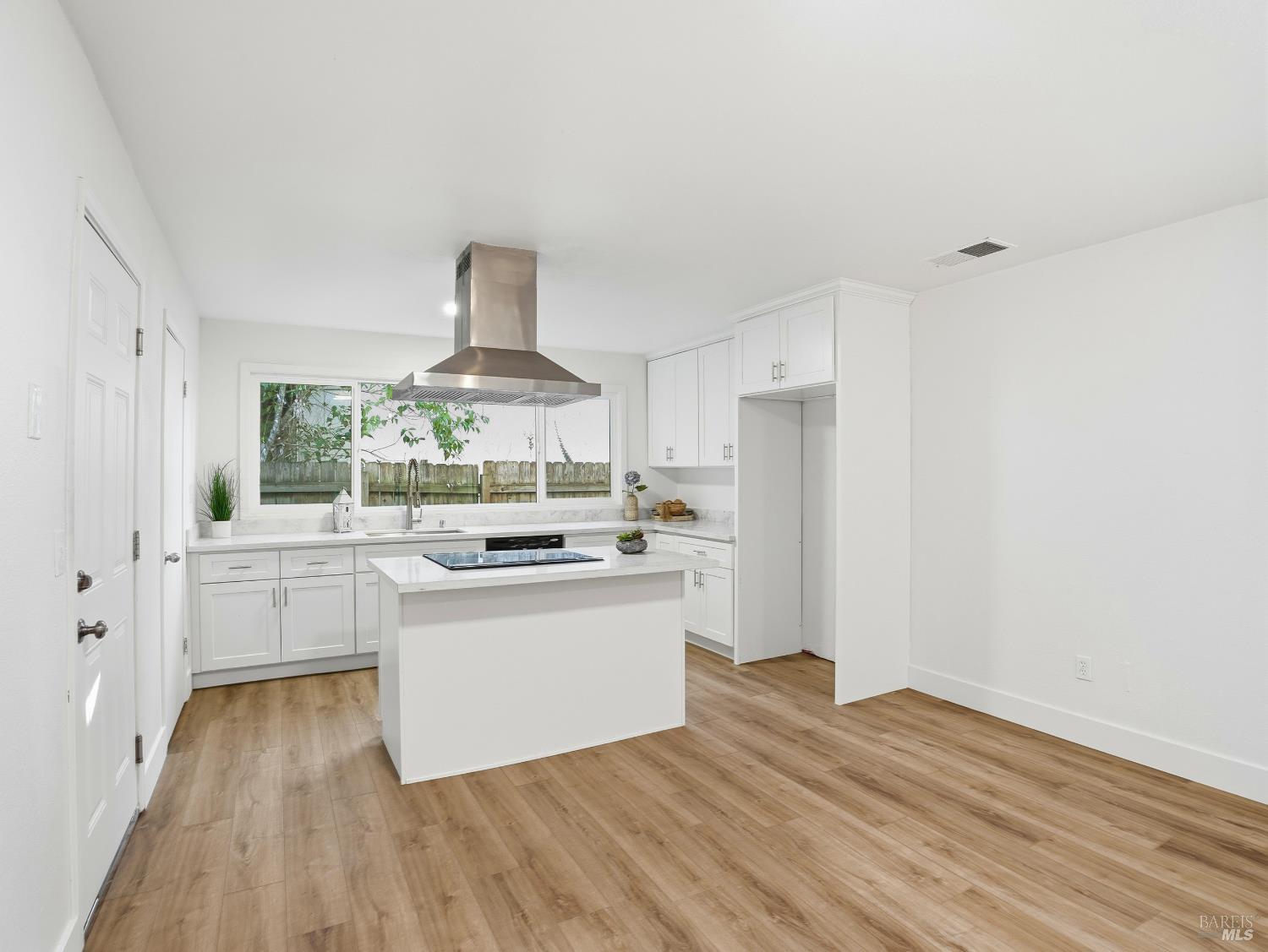 Detail Gallery Image 4 of 36 For 6041 Evelyn Ave, Rohnert Park,  CA 94928 - 4 Beds | 2 Baths