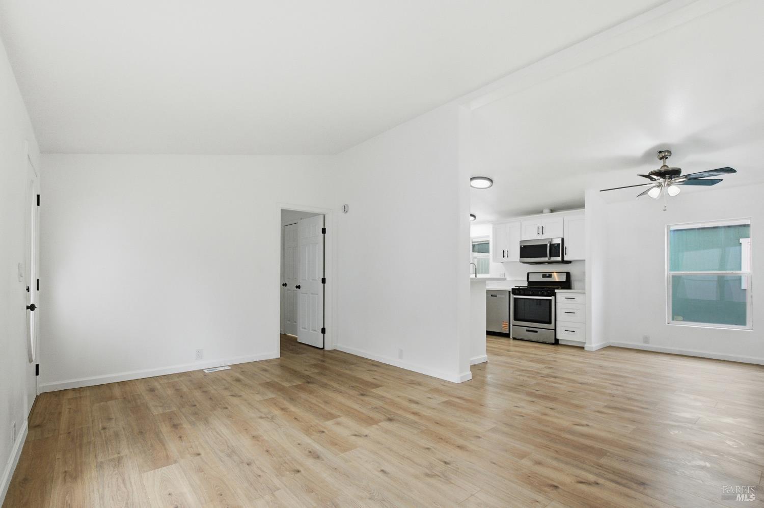 Detail Gallery Image 10 of 39 For 3455 Santa Rosa Ave 8, Santa Rosa,  CA 95407 - 3 Beds | 2 Baths