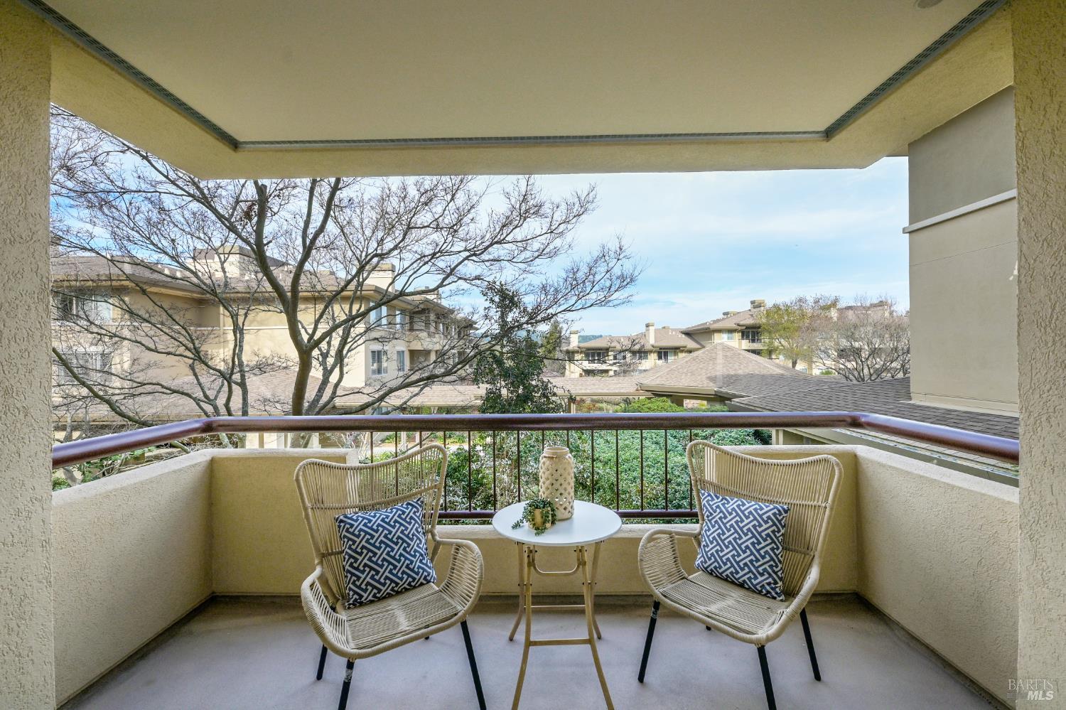 Detail Gallery Image 5 of 12 For 200 Deer Valley Rd 2g,  San Rafael,  CA 94903 - 1 Beds | 1/1 Baths