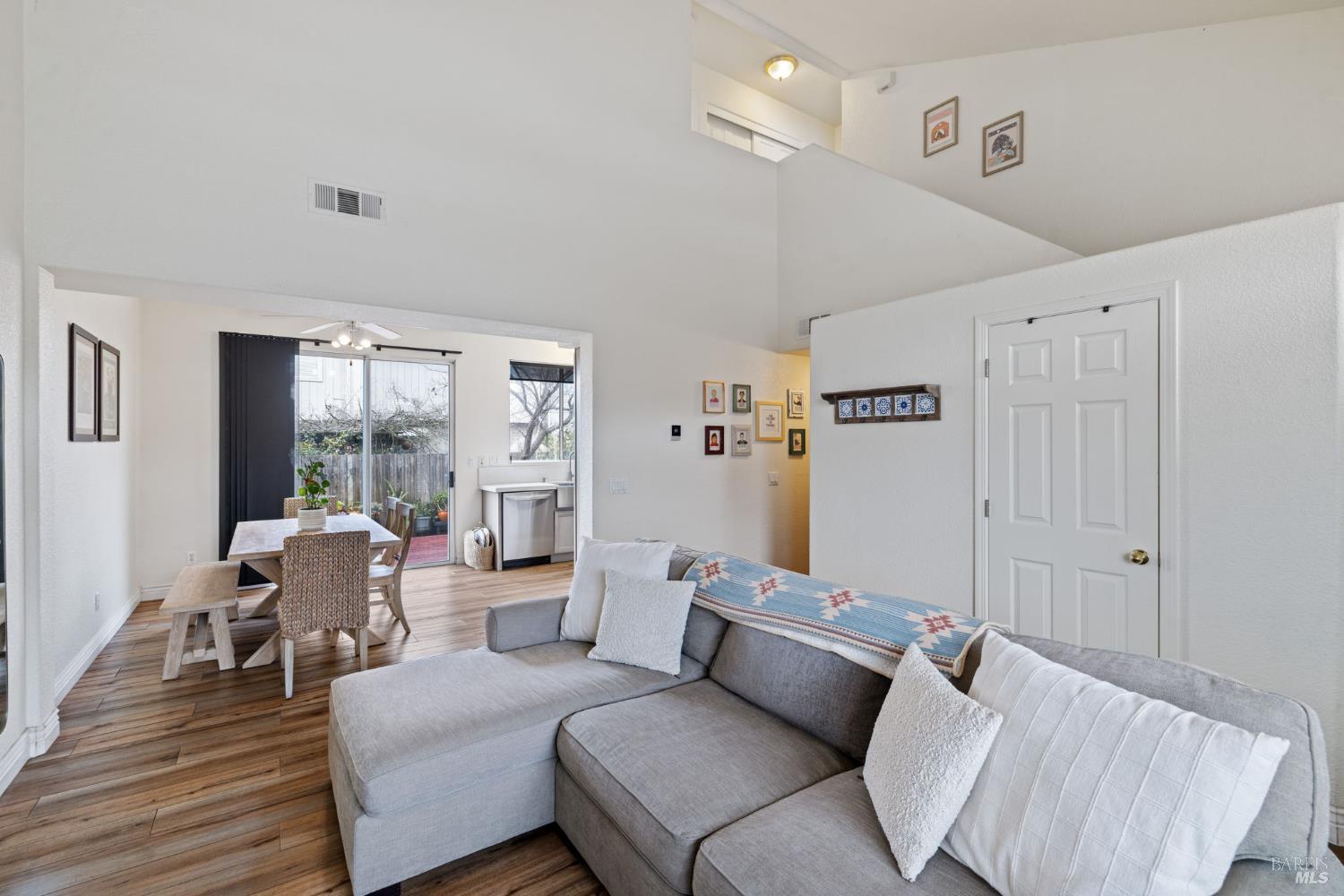 Detail Gallery Image 7 of 46 For 2305 Malachite Way, Santa Rosa,  CA 95404 - 3 Beds | 2/1 Baths