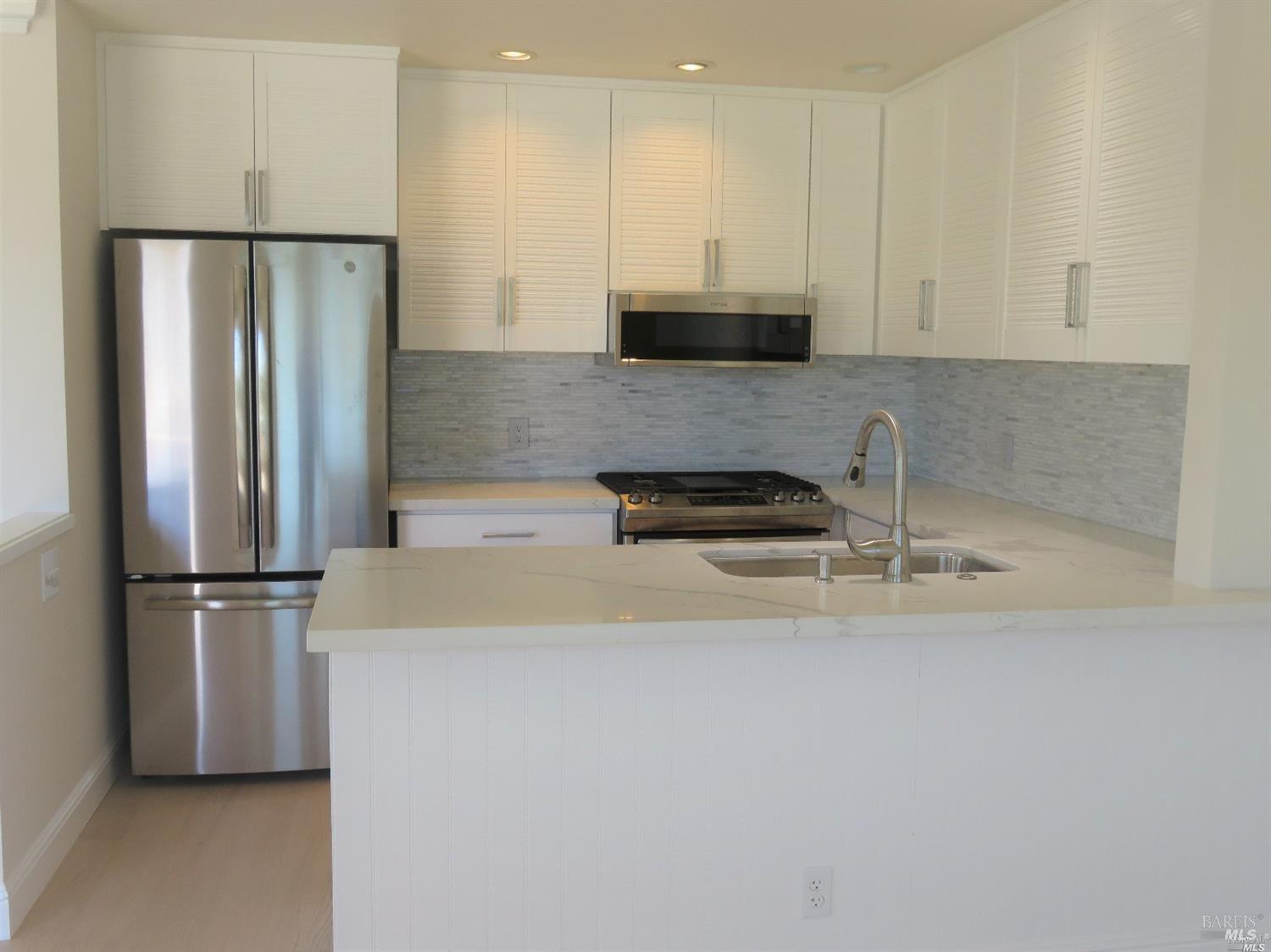 Detail Gallery Image 5 of 10 For 100 Lucky Dr #108,  Corte Madera,  CA 94925 - 2 Beds | 2 Baths