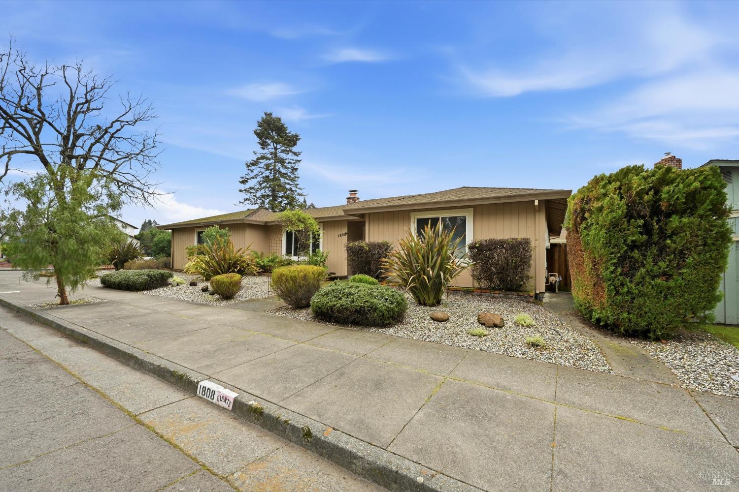 Detail Gallery Image 3 of 30 For 1808 Sherwood Ct, Santa Rosa,  CA 95405 - 2 Beds | 2 Baths