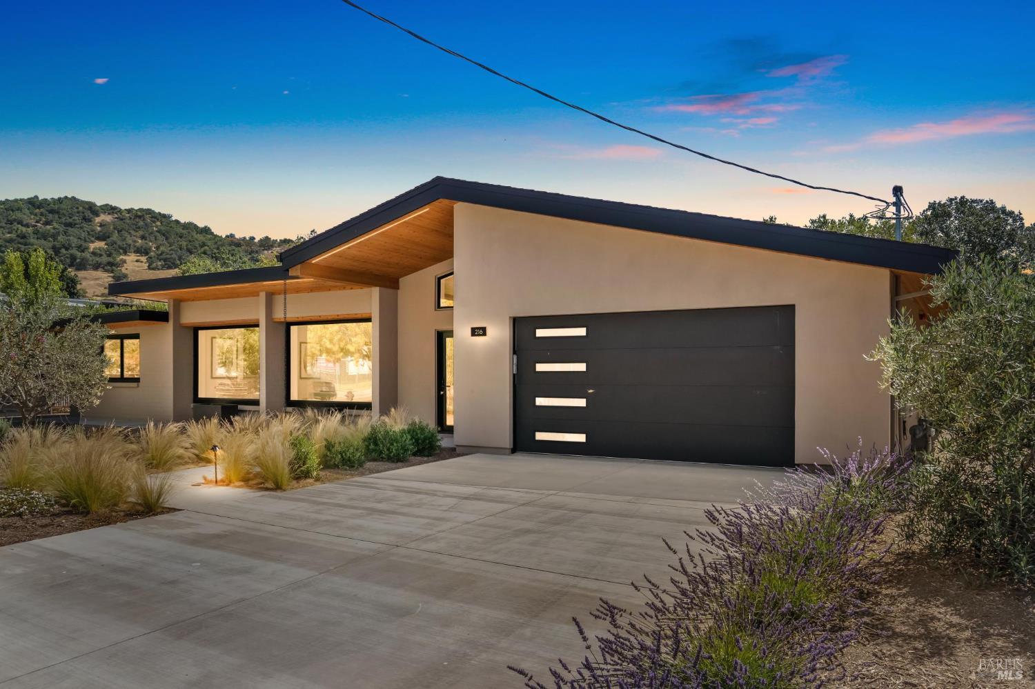 Detail Gallery Image 14 of 49 For 216 1st St, Sonoma,  CA 95476 - 3 Beds | 2/1 Baths